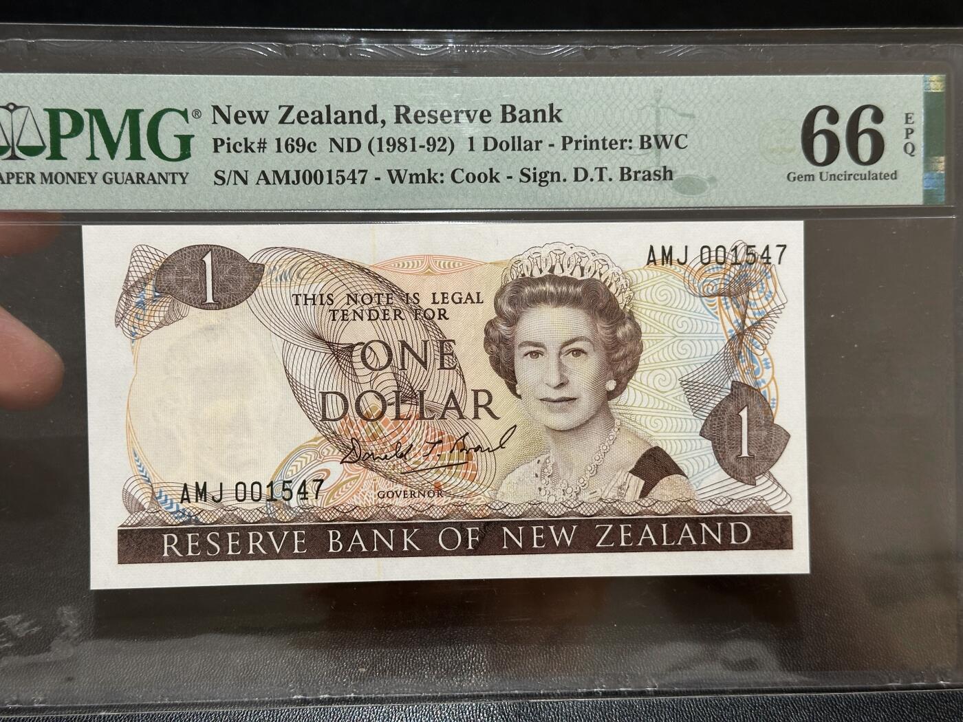 《外钞收藏家》第五百八十四期（优质场）（本平台长期征集拍品、欢迎藏友们联系合作） 1981-92年新西兰1元 PMG66 千位号 BWC版