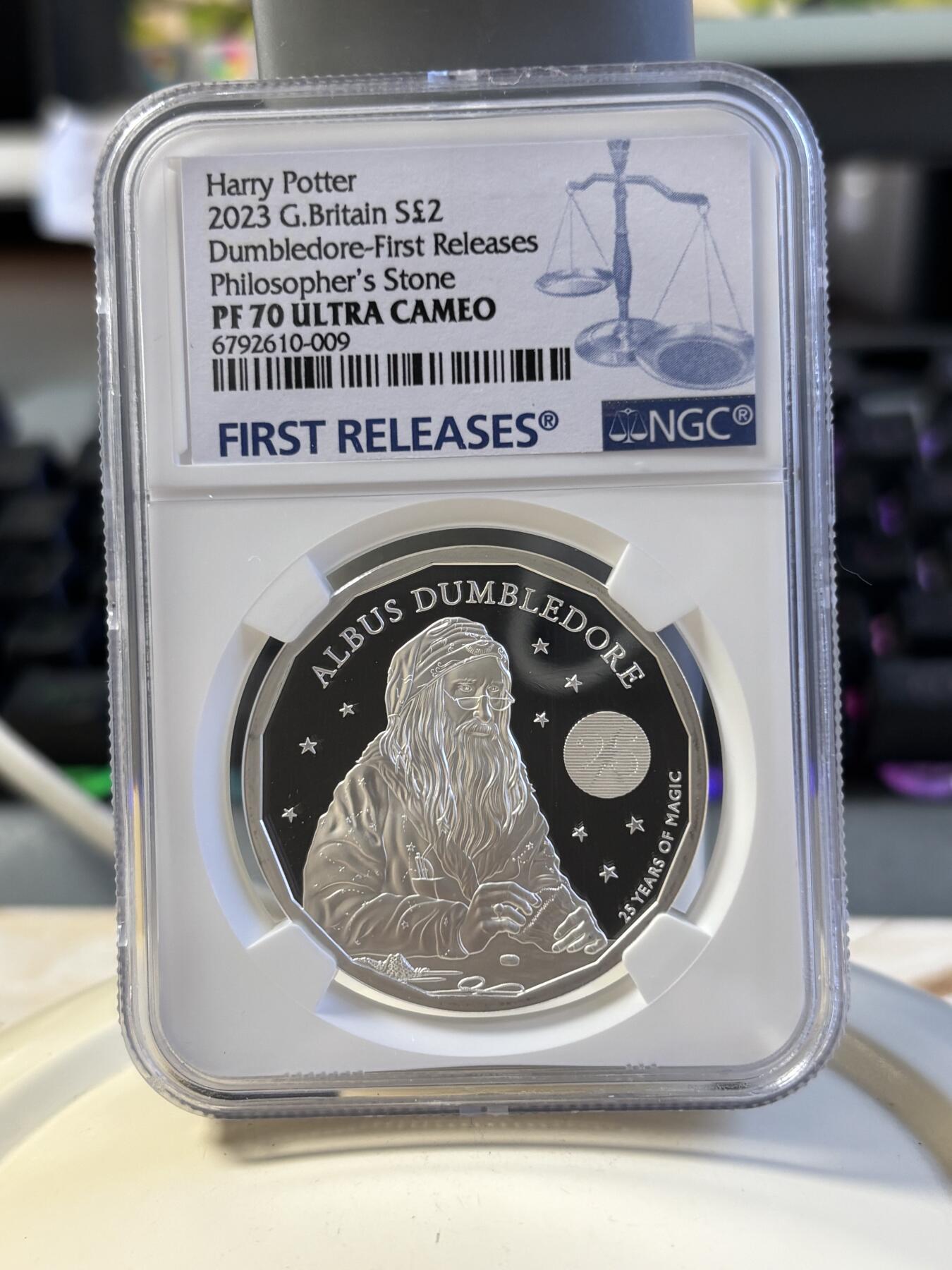 第181期拍卖 4枚套NGC-PF70英国2022年发行哈利波特25周年1哈利波特与魔法石1盎司精制银币2英镑，999银，发行量1万5千枚，盒证全。霍格沃兹特快列车精制1盎司纪念银币2英镑盒证全，999银，发行15000枚。首期NGC-PF70ULTRA CAMEO邓布利多教授1盎司精制银币2英镑，999银，，发行5000枚。霍格沃兹魔法学院1盎司纪念银币，999银，发行5000枚，评级盒有个碎口