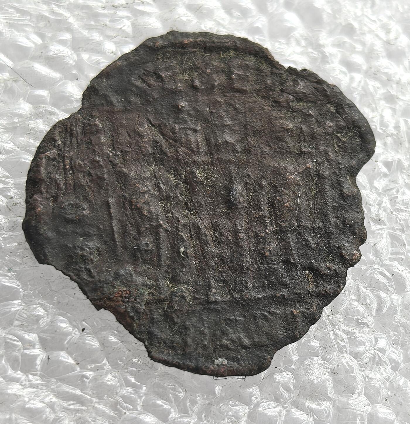 外国优质老铜币银币，周六九点倒数截拍，满百包邮，可寄存半年，喜欢朋友微信扫描二维码可直接参拍