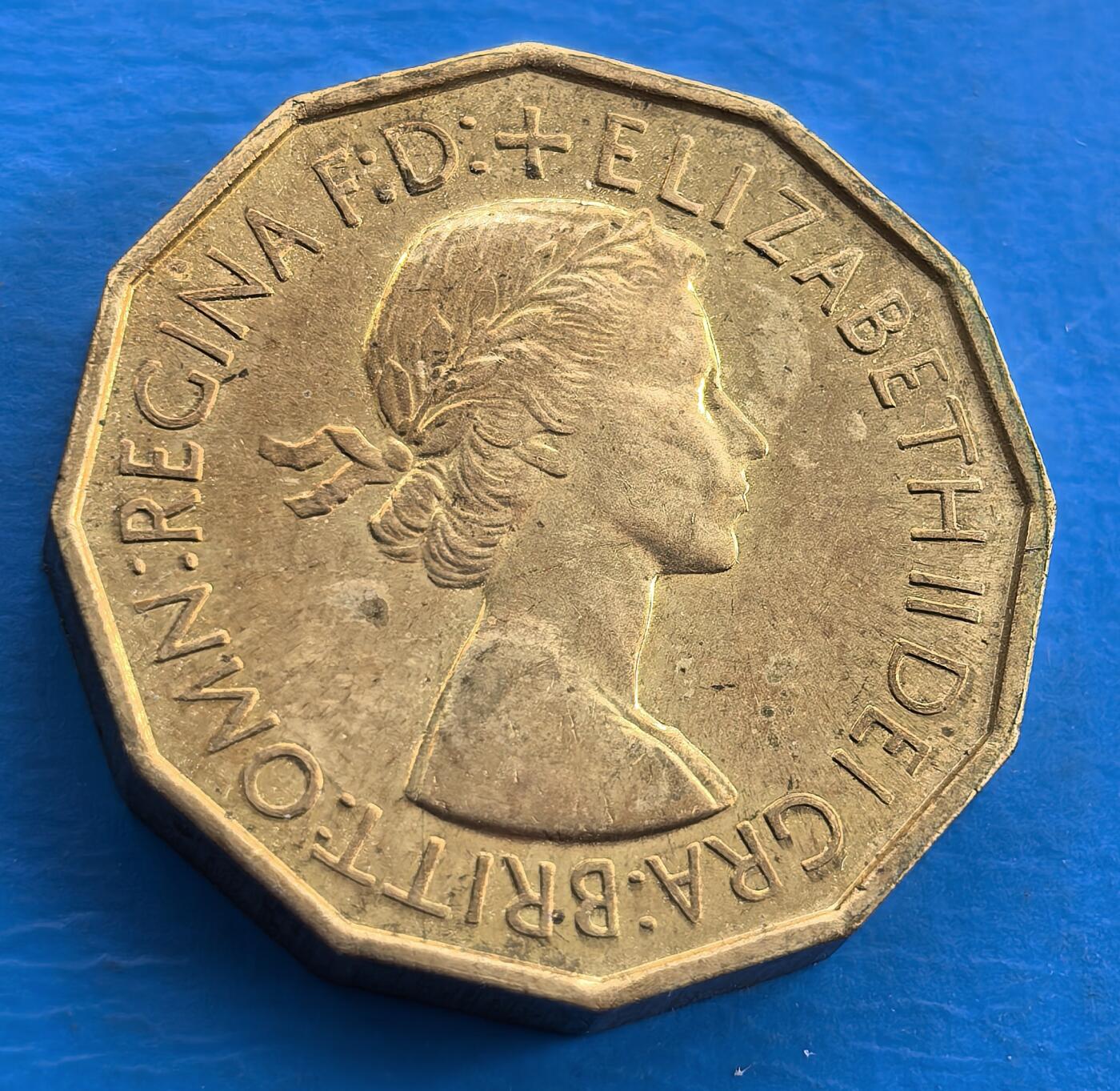 外国优质老铜币银币，周六九点倒数截拍，满百包邮，可寄存半年，喜欢朋友微信扫描二维码可直接参拍 少见精制英国1953年女王登基年3便士