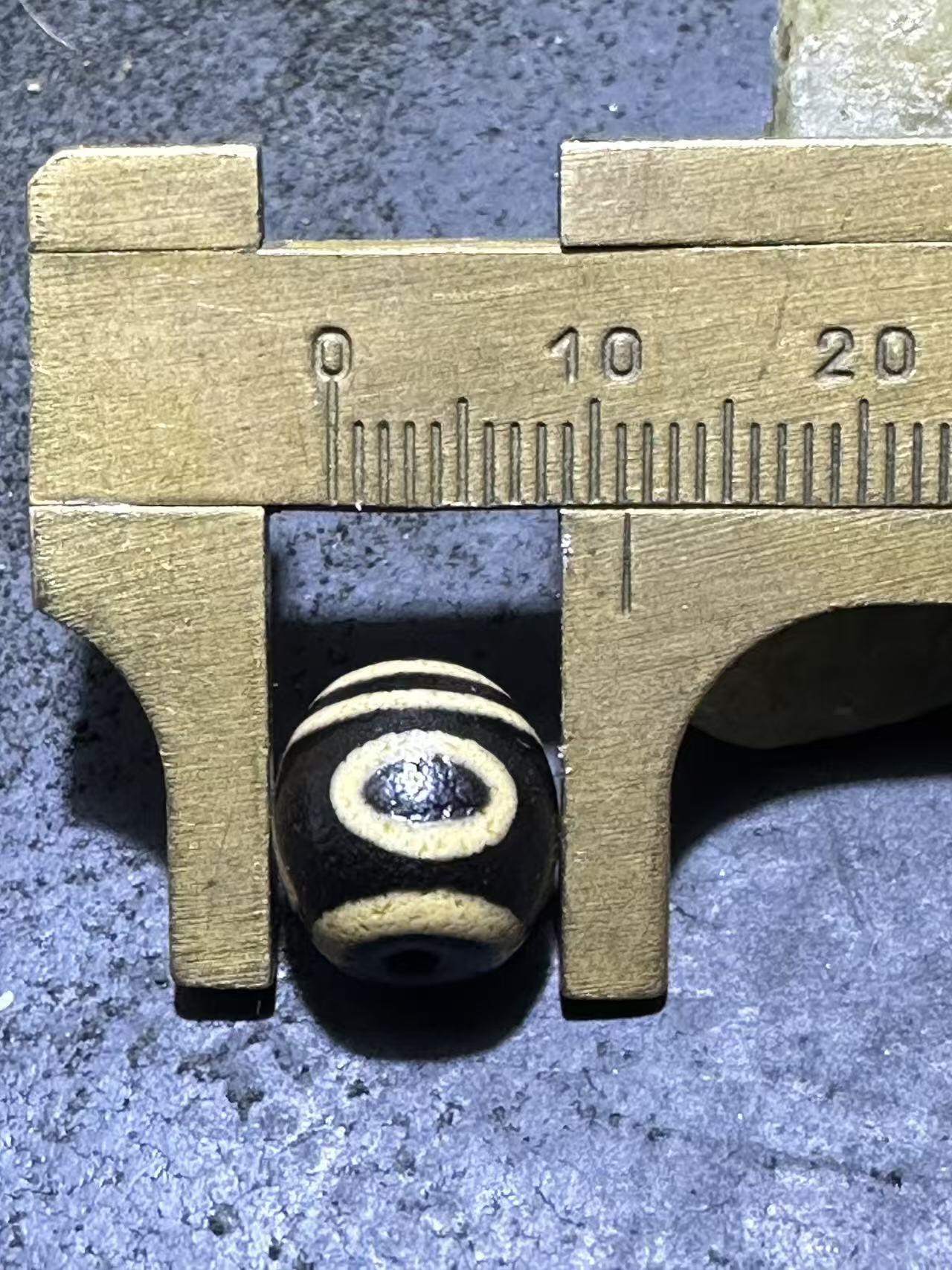 仅此一颗，精品藏传一眼靠山玛瑙天珠一颗，，