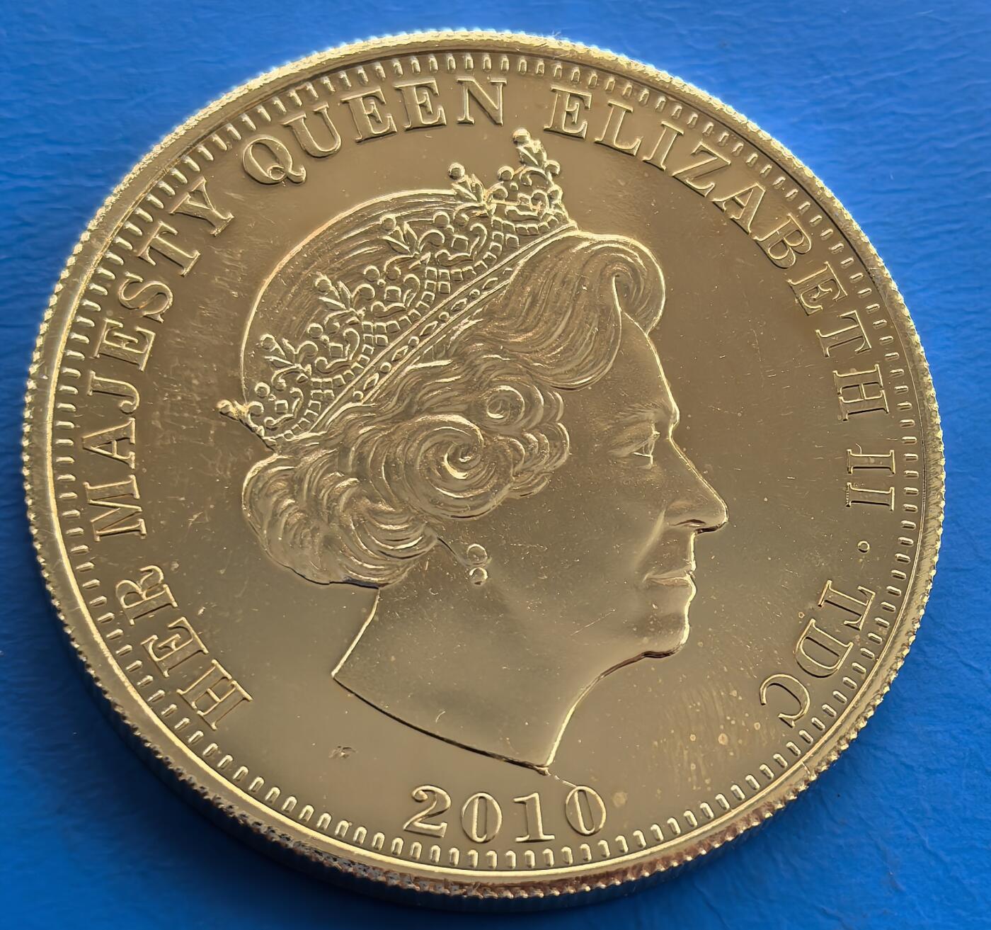 外国优质老铜币银币，周六九点倒数截拍，满百包邮，可寄存半年，喜欢朋友微信扫描二维码可直接参拍 特克斯和凯科斯岛温斯顿丘吉尔镀金彩色克朗币，直径38.7mm，重25克左右