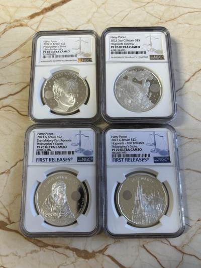 第181期拍卖 - 4枚套NGC-PF70英国2022年发行哈利波特25周年1哈利波特与魔法石1盎司精制银币2英镑，999银，发行量1万5千枚，盒证全。霍格沃兹特快列车精制1盎司纪念银币2英镑盒证全，999银，发行15000枚。首期NGC-PF70ULTRA CAMEO邓布利多教授1盎司精制银币2英镑，999银，，发行5000枚。霍格沃兹魔法学院1盎司纪念银币，999银，发行5000枚，评级盒有个碎口