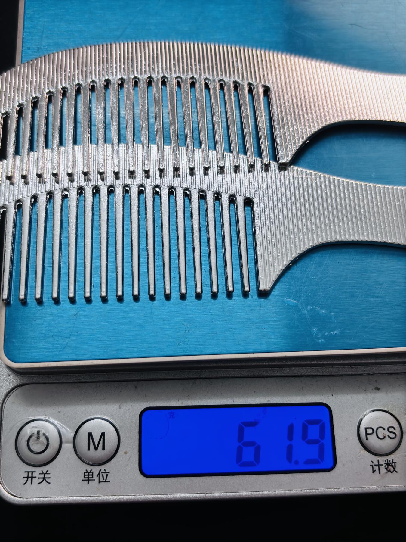 文馨钱币收藏第 280 场， 长期接收代拍品 花开富贵梳子一对，送拍人说当时按银梳子价格买的，重 61.9 克，是不是纯银，含多少银我不知道，看着出价