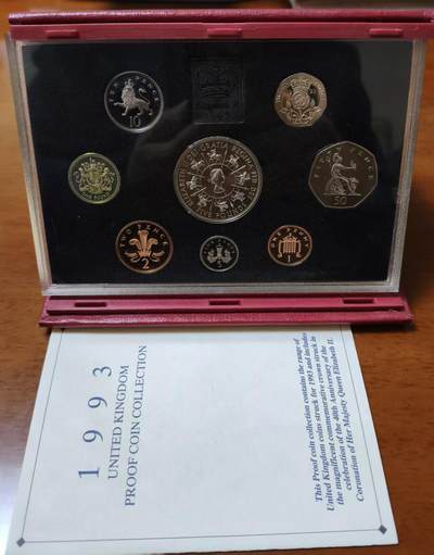 ❤️【币观天下】❤️ 第330期钱币拍卖- 2025.11.14周五晚上6点半场-长期征集拍品 - 英国1993年红盒奢华装PS精制套币含女王登基四十周年纪念币 五英镑流通纪念币第一次出现在封装精制套币中