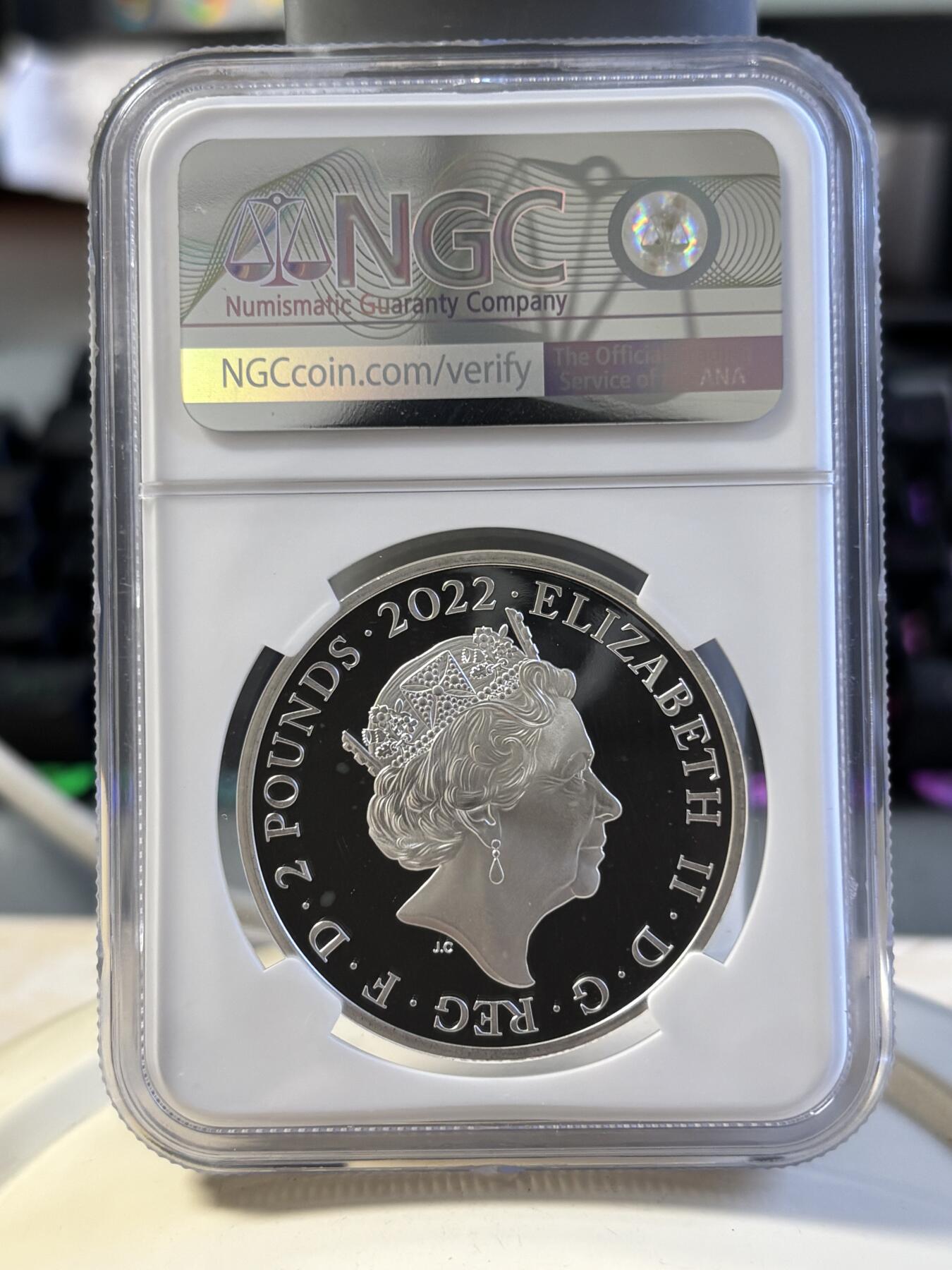 第181期拍卖 4枚套NGC-PF70英国2022年发行哈利波特25周年1哈利波特与魔法石1盎司精制银币2英镑，999银，发行量1万5千枚，盒证全。霍格沃兹特快列车精制1盎司纪念银币2英镑盒证全，999银，发行15000枚。首期NGC-PF70ULTRA CAMEO邓布利多教授1盎司精制银币2英镑，999银，，发行5000枚。霍格沃兹魔法学院1盎司纪念银币，999银，发行5000枚，评级盒有个碎口