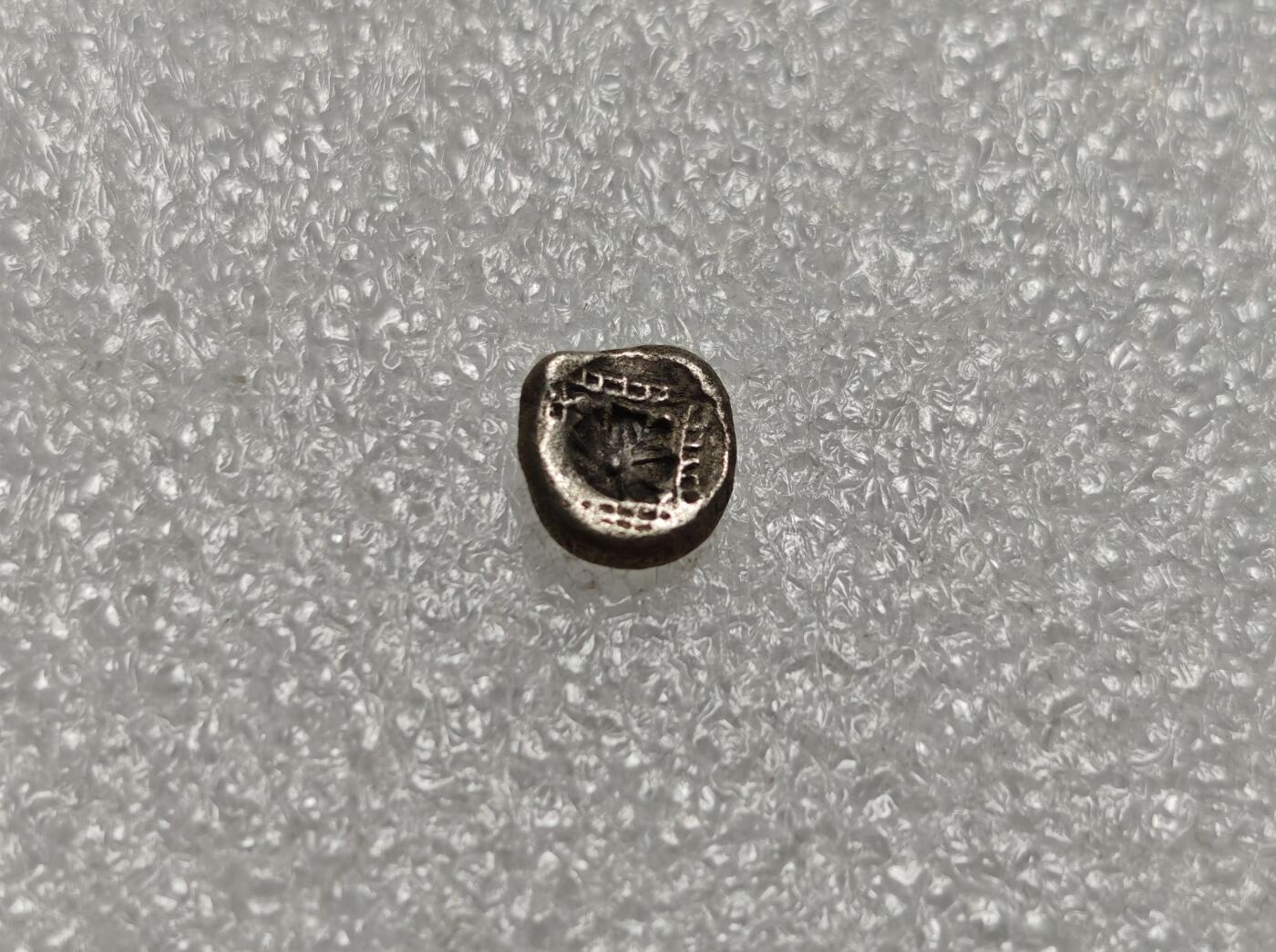 瓶子🏺第216期拍卖会  公元前500-前495年卡利亚地区首府哈利卡纳苏斯城发行 正面是龙形海怪刻托斯的头像 背面是网格形花饰中的大芒星 哈利卡纳苏斯，卡利亚地区首府，今天的土耳其博德鲁姆，古代世界七大奇迹之一的摩索拉斯王陵所在地