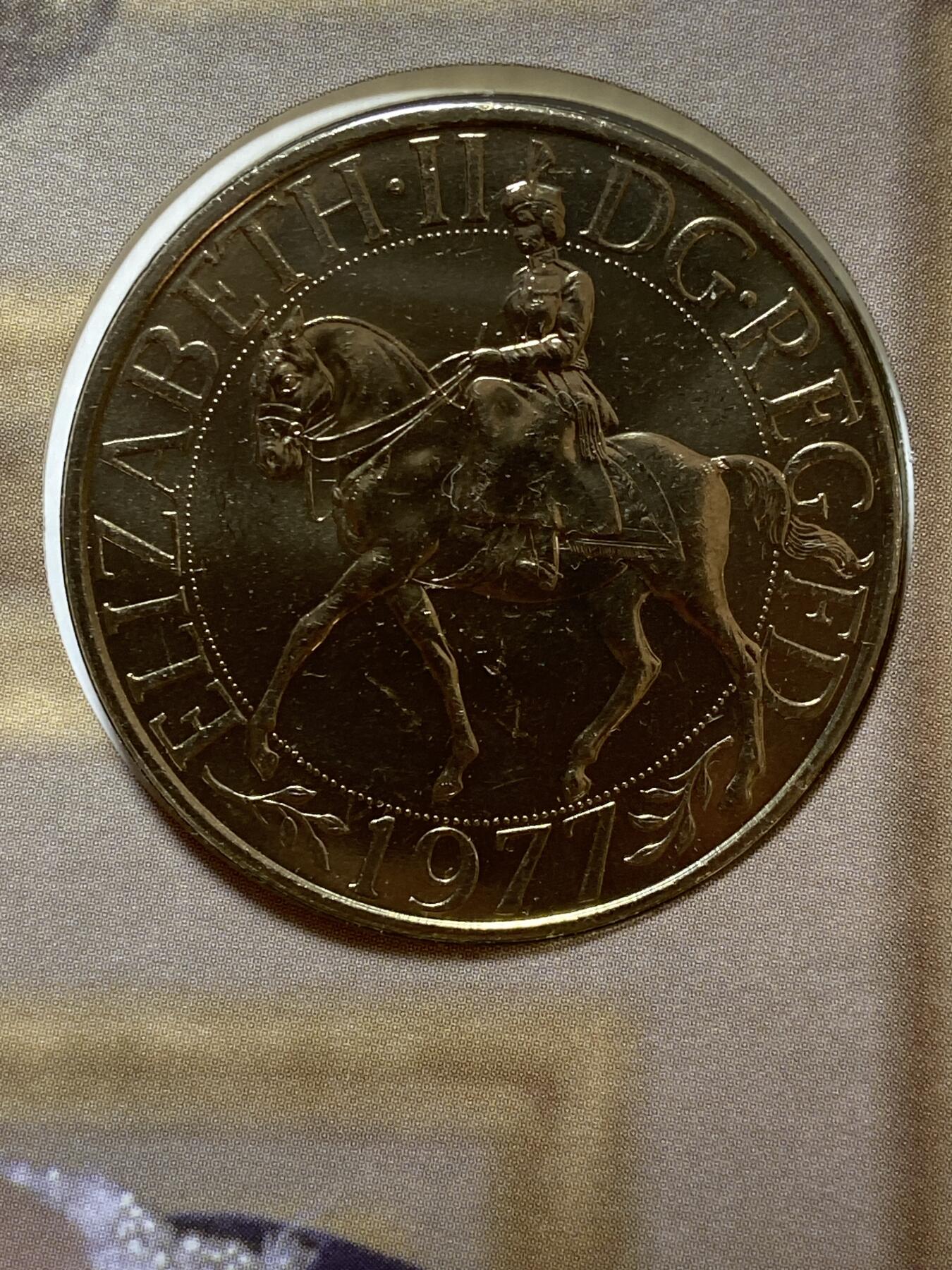 2025年第一百二十八场(总第一百五十四场）外国好品散币、邮币封和邮票场(免佣金) 大型邮币封–英国🇬🇧1977年纪念币(2002年伊丽莎白二世登基50周年金禧纪念封)