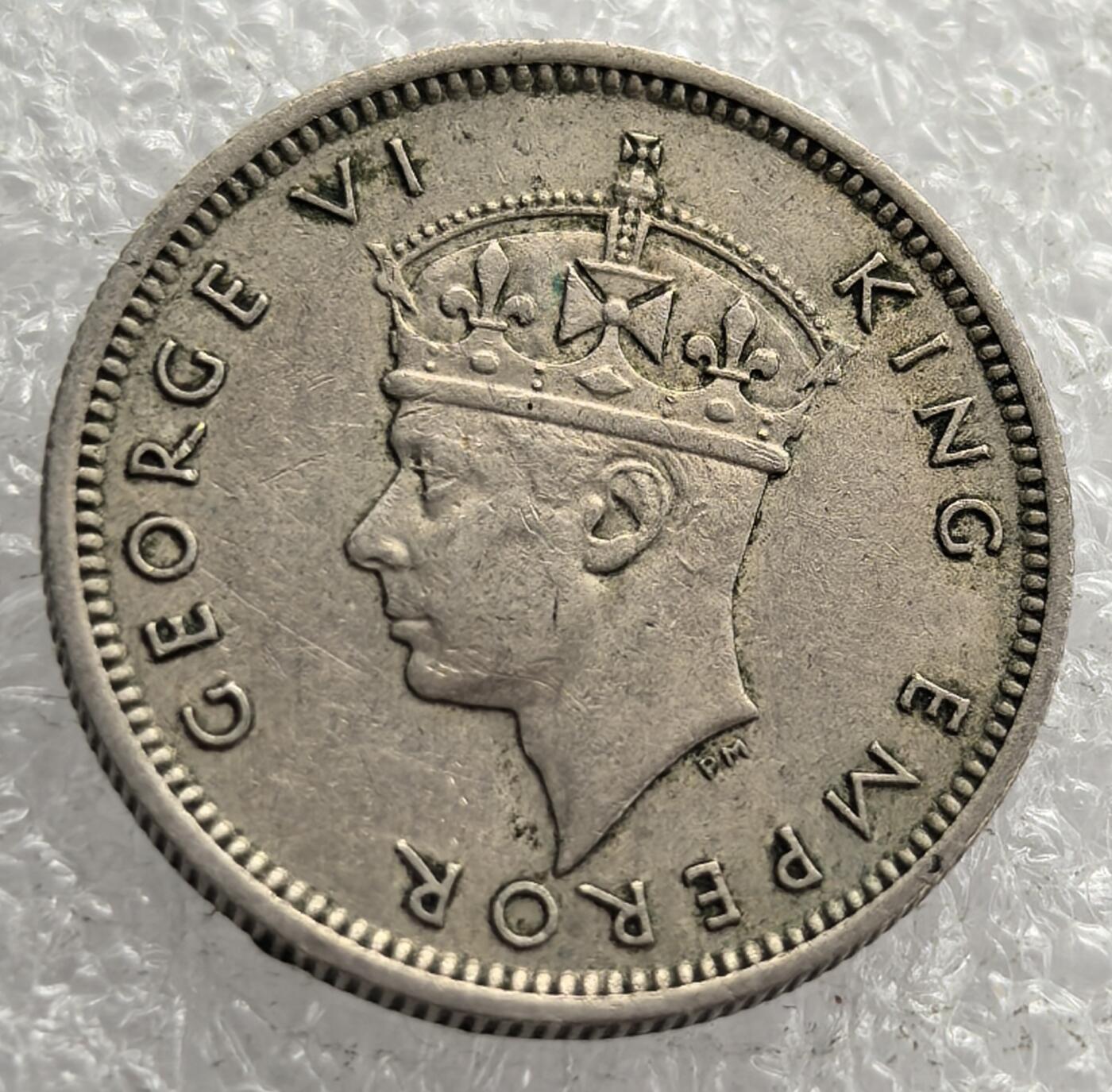 外国优质老铜币银币，周六九点倒数截拍，满百包邮，可寄存半年，喜欢朋友微信扫描二维码可直接参拍 南罗德西亚1947年双斧头6便士