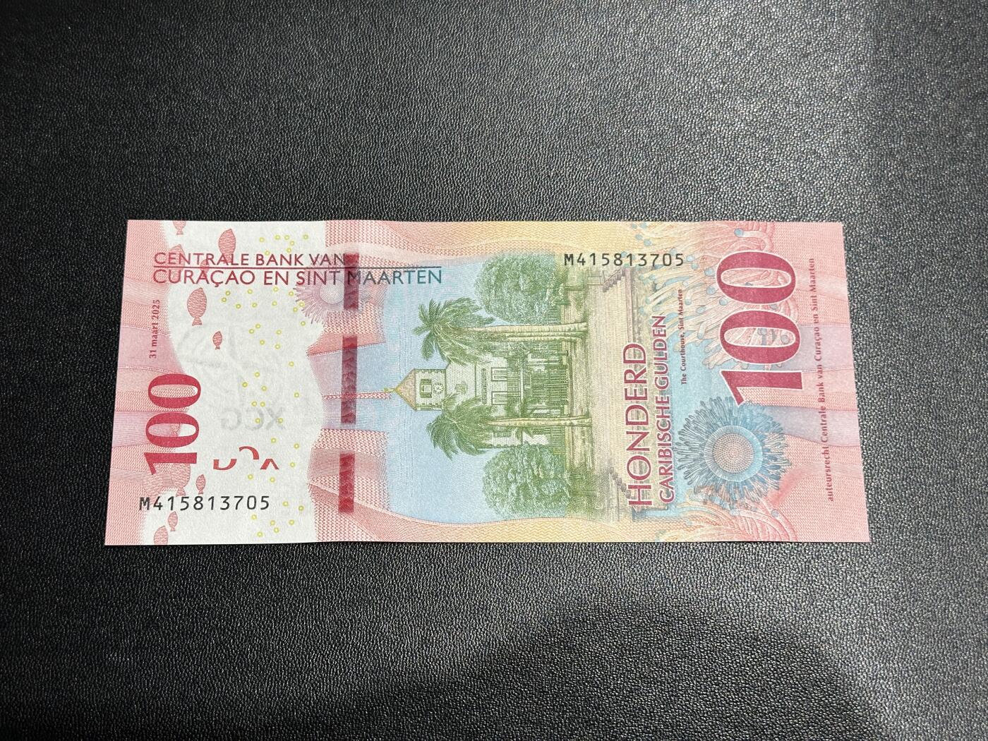 《外钞收藏家》第五百八十四期（优质场）（本平台长期征集拍品、欢迎藏友们联系合作） 2025年版库拉索和圣马丁100盾 全新UNC 尾705