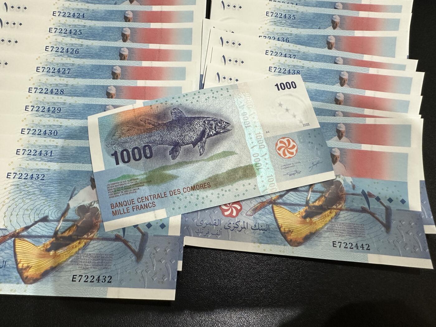 《外钞收藏家》第五百八十四期（优质场）（本平台长期征集拍品、欢迎藏友们联系合作） 2005年科摩罗1000法郎 22连号 全新UNC（尾22-43）