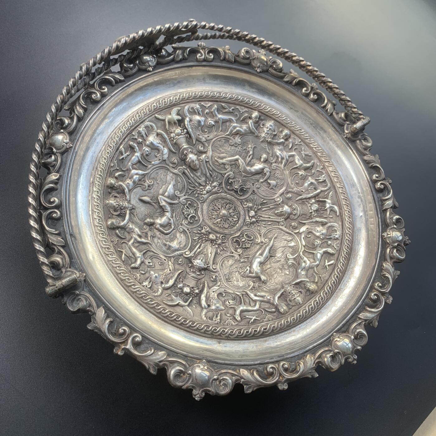 掌中浮雕-藏着的欧洲第041场 英国高浮雕镀银铜盘（带提手），从装饰风格看很可能是英国Elkington公司的产品，直径约21厘米