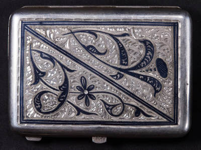 【俄甄集藏】2025年(044)11-12星期三晚 19:30 全场包邮 - 苏联高加索乌银錾刻花纹工艺银质珐琅古董烟盒，1950年代莫斯科红星军工厂赠与优秀员工表彰纪念，工艺精湛，875戳记，含银量：91.15%（俄式金银器纯度为96进制），尺寸：105mm×75mm，厚：12mm，重量：178.66克，可放现代烟，品相完好，是苏联工业企业文化与社交礼仪的实物载体，不可多得