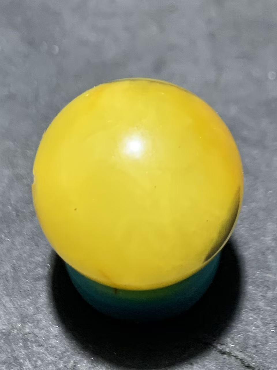 天然乌克兰蜜蜡通货圆珠一颗，