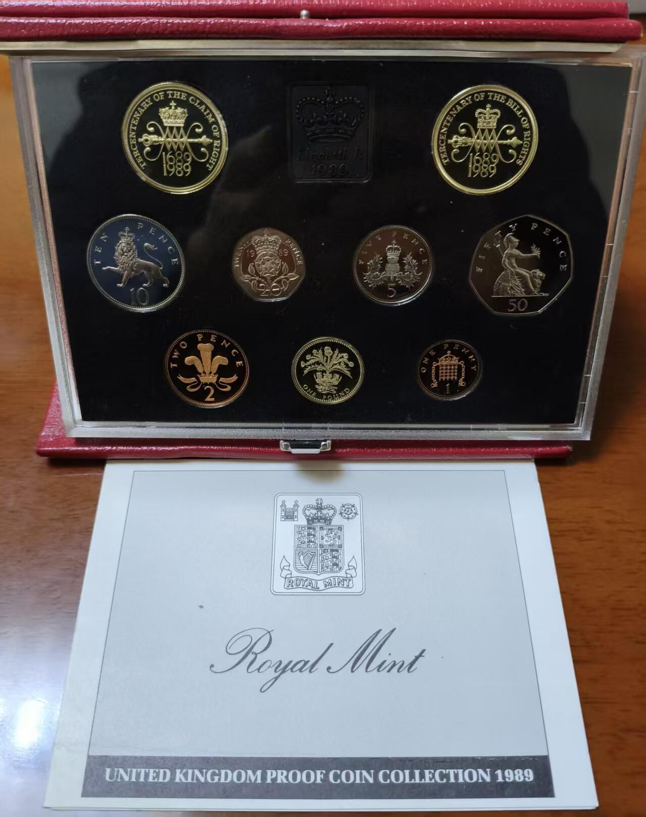 ❤️【币观天下】❤️ 第330期钱币拍卖- 2025.11.14周五晚上6点半场-长期征集拍品 英国1989年红盒奢华装PS精制套币 喊稀少的两枚俗称大小皇冠的纯色两英镑纪念币权利法案和权利宣言