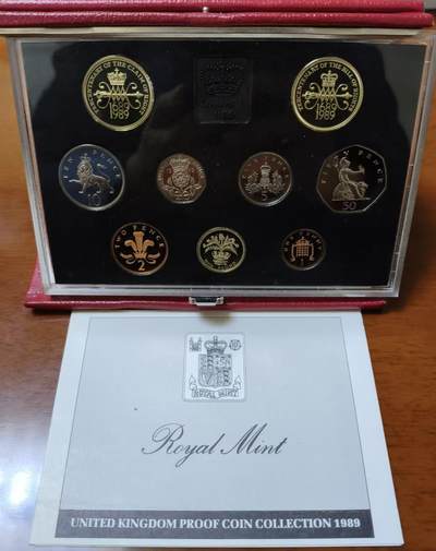 ❤️【币观天下】❤️ 第330期钱币拍卖- 2025.11.14周五晚上6点半场-长期征集拍品 - 英国1989年红盒奢华装PS精制套币 喊稀少的两枚俗称大小皇冠的纯色两英镑纪念币权利法案和权利宣言