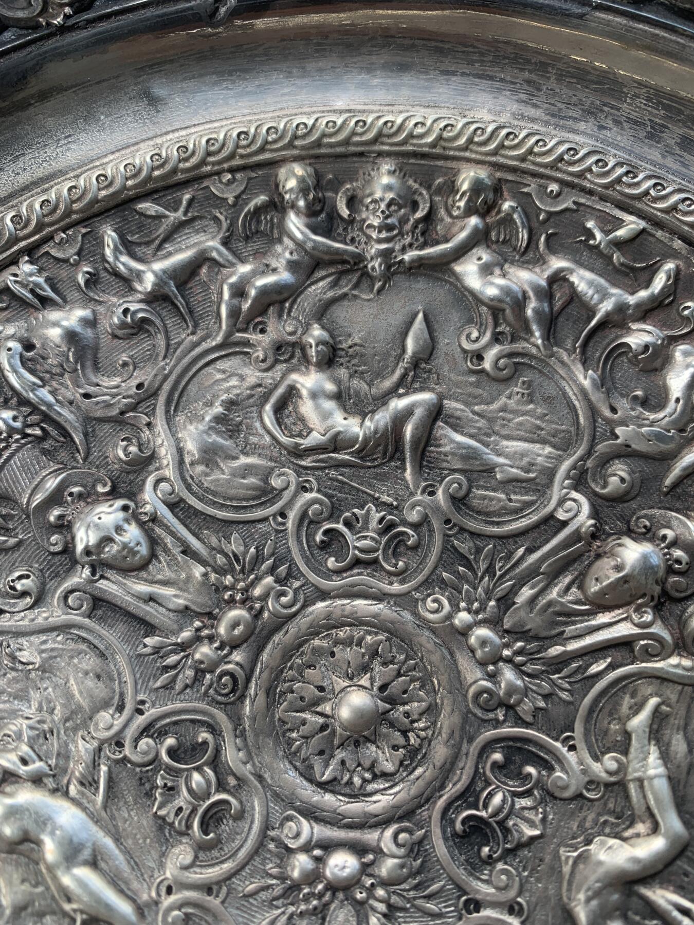 掌中浮雕-藏着的欧洲第041场 英国高浮雕镀银铜盘（带提手），从装饰风格看很可能是英国Elkington公司的产品，直径约21厘米