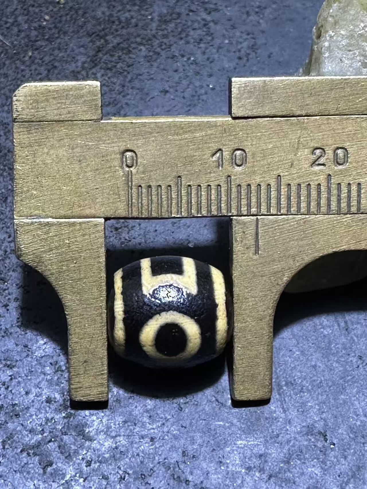 仅此一颗，精品藏传牙黄天地玛瑙天珠一颗，，