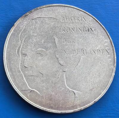 外国优质老铜币银币，周六九点倒数截拍，满百包邮，可寄存半年，喜欢朋友微信扫描二维码可直接参拍 - 荷兰国王1995年二战胜利50盾大银币