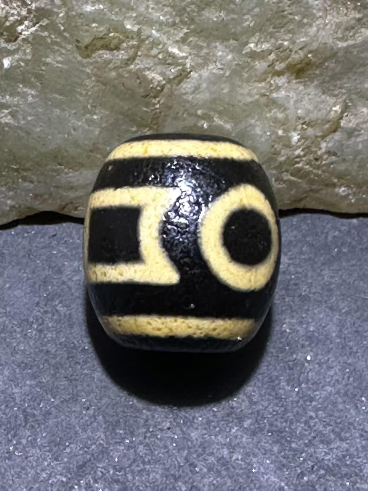 仅此一颗，精品藏传牙黄天地玛瑙天珠一颗，，