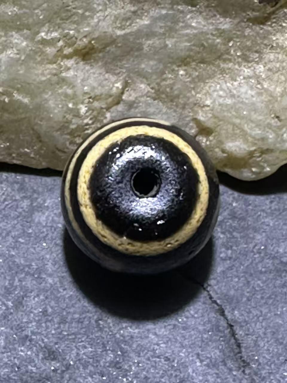 仅此一颗，精品藏传一眼靠山玛瑙天珠一颗，，