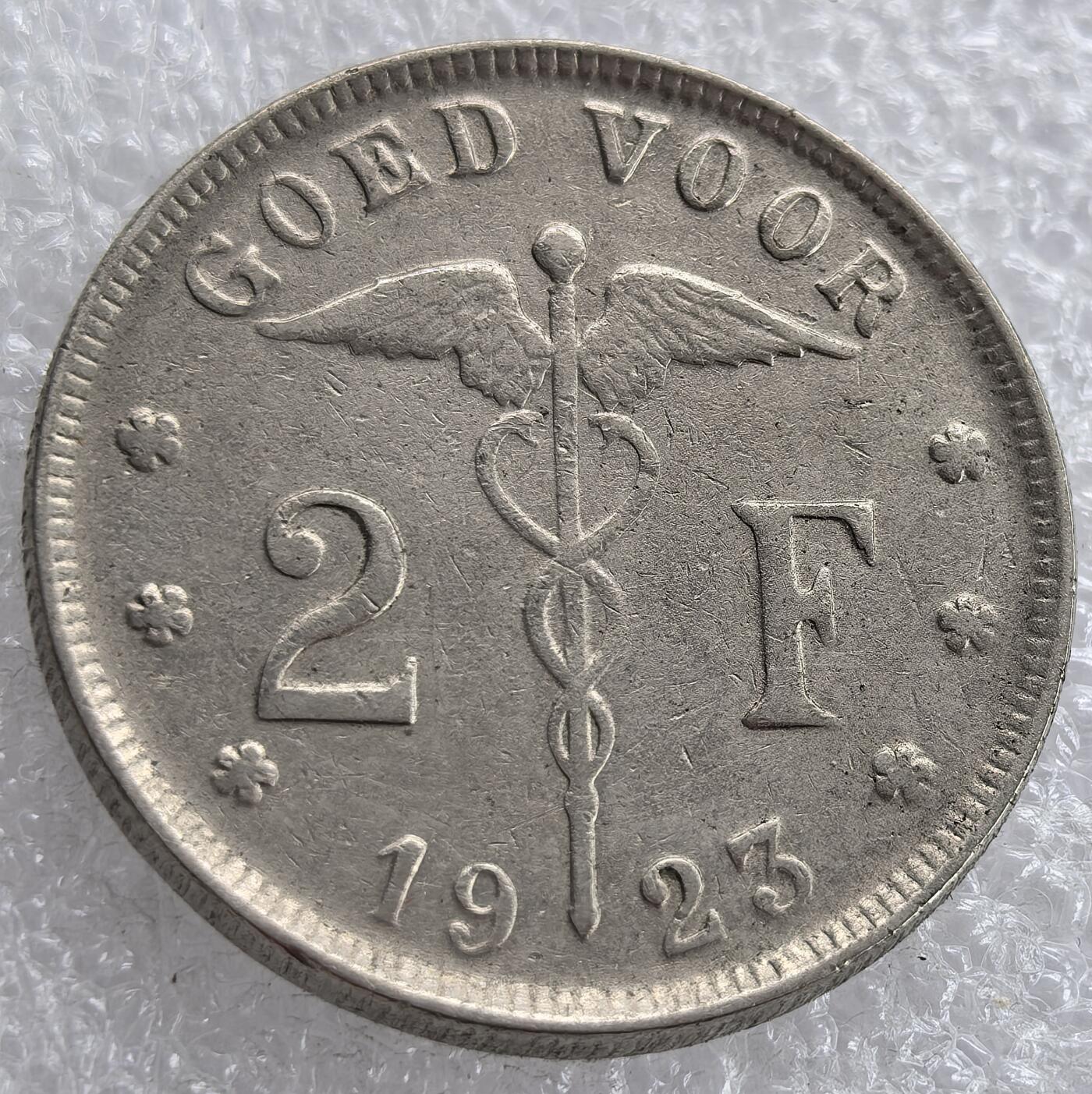 外国优质老铜币银币，周六九点倒数截拍，满百包邮，可寄存半年，喜欢朋友微信扫描二维码可直接参拍 比利时1923年脱袜女神2法郎