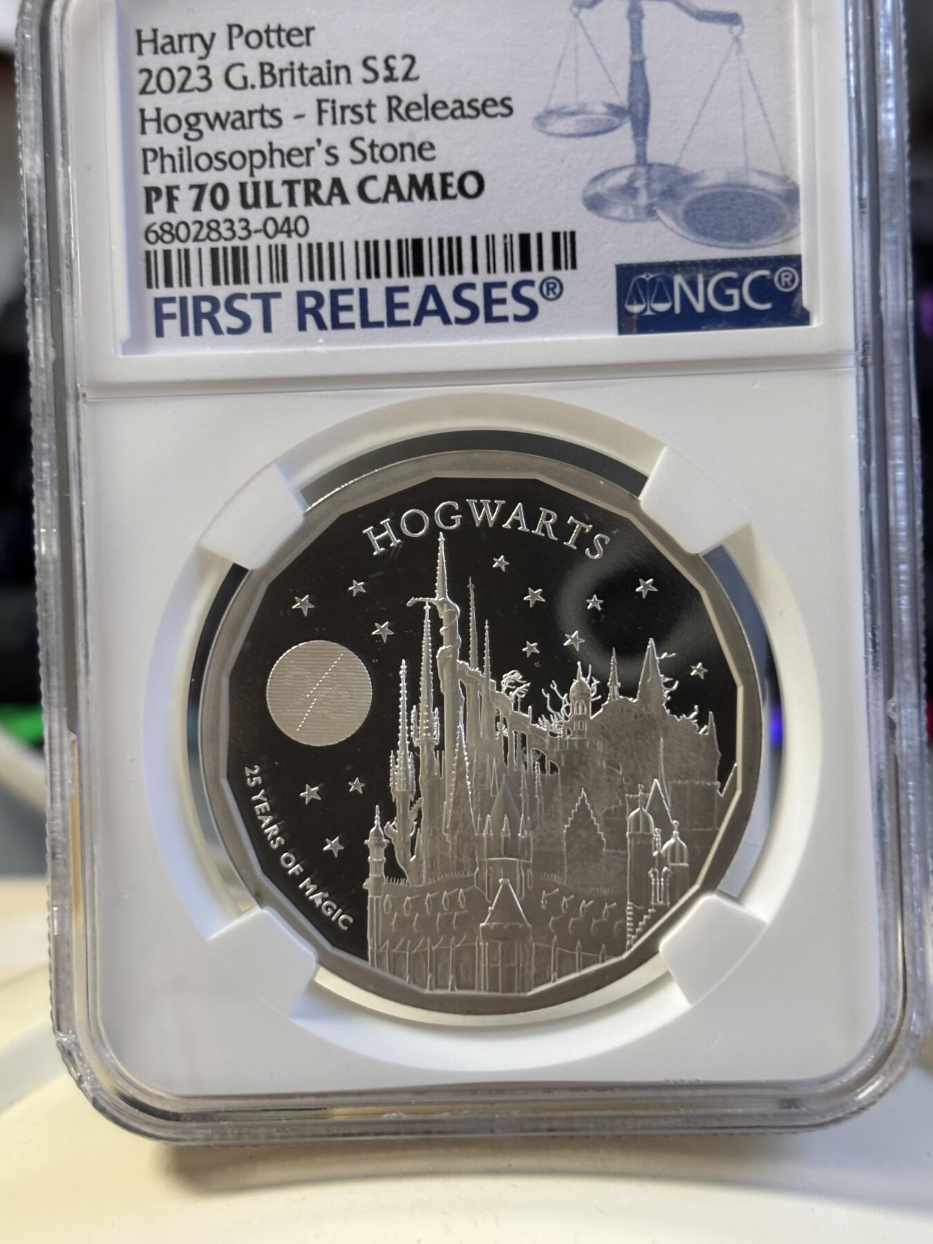 第181期拍卖 4枚套NGC-PF70英国2022年发行哈利波特25周年1哈利波特与魔法石1盎司精制银币2英镑，999银，发行量1万5千枚，盒证全。霍格沃兹特快列车精制1盎司纪念银币2英镑盒证全，999银，发行15000枚。首期NGC-PF70ULTRA CAMEO邓布利多教授1盎司精制银币2英镑，999银，，发行5000枚。霍格沃兹魔法学院1盎司纪念银币，999银，发行5000枚，评级盒有个碎口