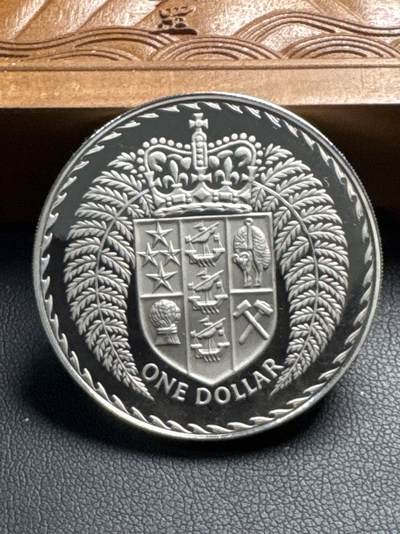 ❤️【币观天下】❤️ 第330期钱币拍卖- 2025.11.14周五晚上6点半场-长期征集拍品 - 新西兰1976年皇家徽章1元精制纪念币