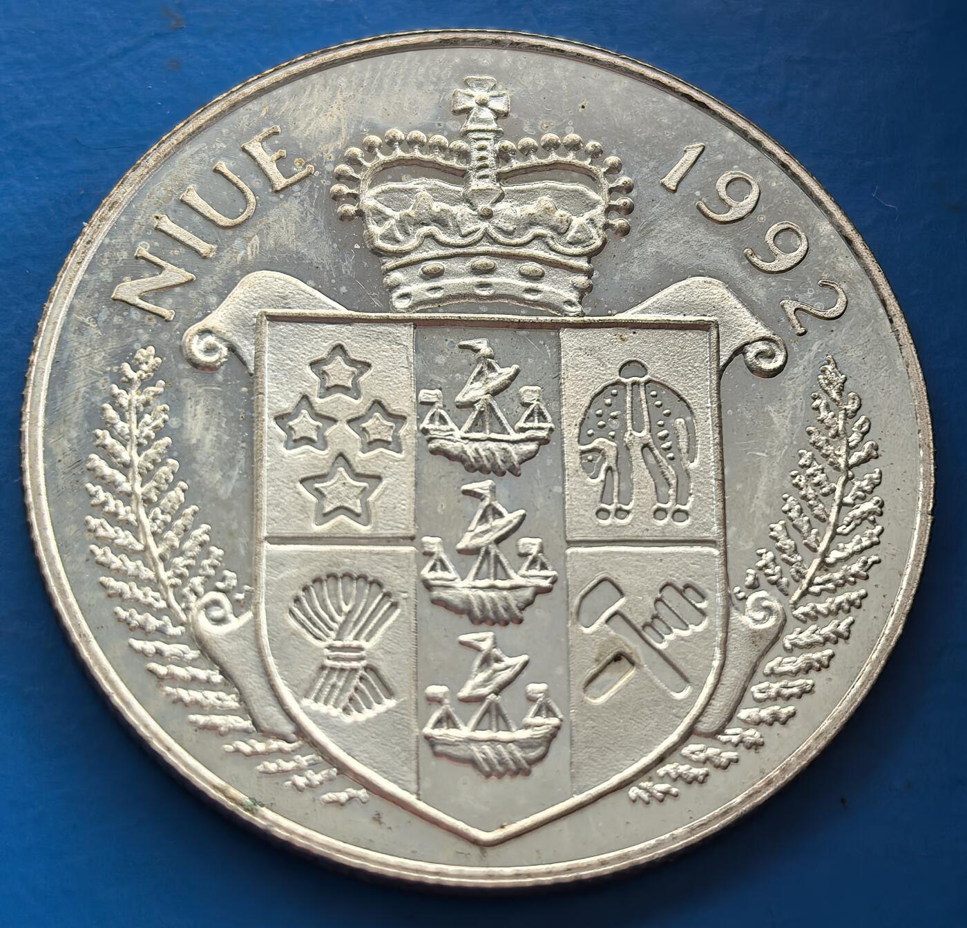 外国优质老铜币银币，周六九点倒数截拍，满百包邮，可寄存半年，喜欢朋友微信扫描二维码可直接参拍 纽埃1992年野生动物雪豹5元精制银币