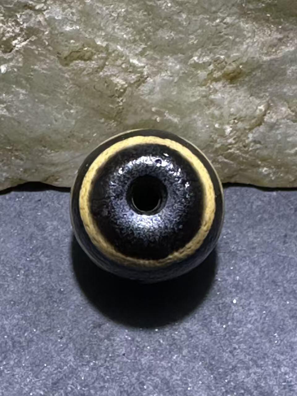 仅此一颗，精品藏传牙黄天地玛瑙天珠一颗，，