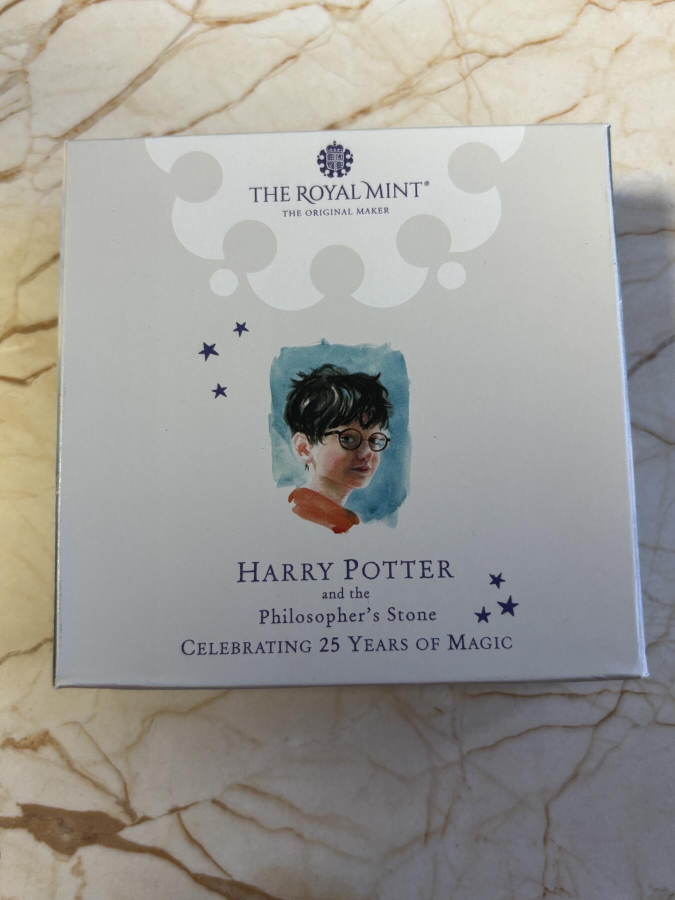 第181期拍卖 4枚套NGC-PF70英国2022年发行哈利波特25周年1哈利波特与魔法石1盎司精制银币2英镑，999银，发行量1万5千枚，盒证全。霍格沃兹特快列车精制1盎司纪念银币2英镑盒证全，999银，发行15000枚。首期NGC-PF70ULTRA CAMEO邓布利多教授1盎司精制银币2英镑，999银，，发行5000枚。霍格沃兹魔法学院1盎司纪念银币，999银，发行5000枚，评级盒有个碎口