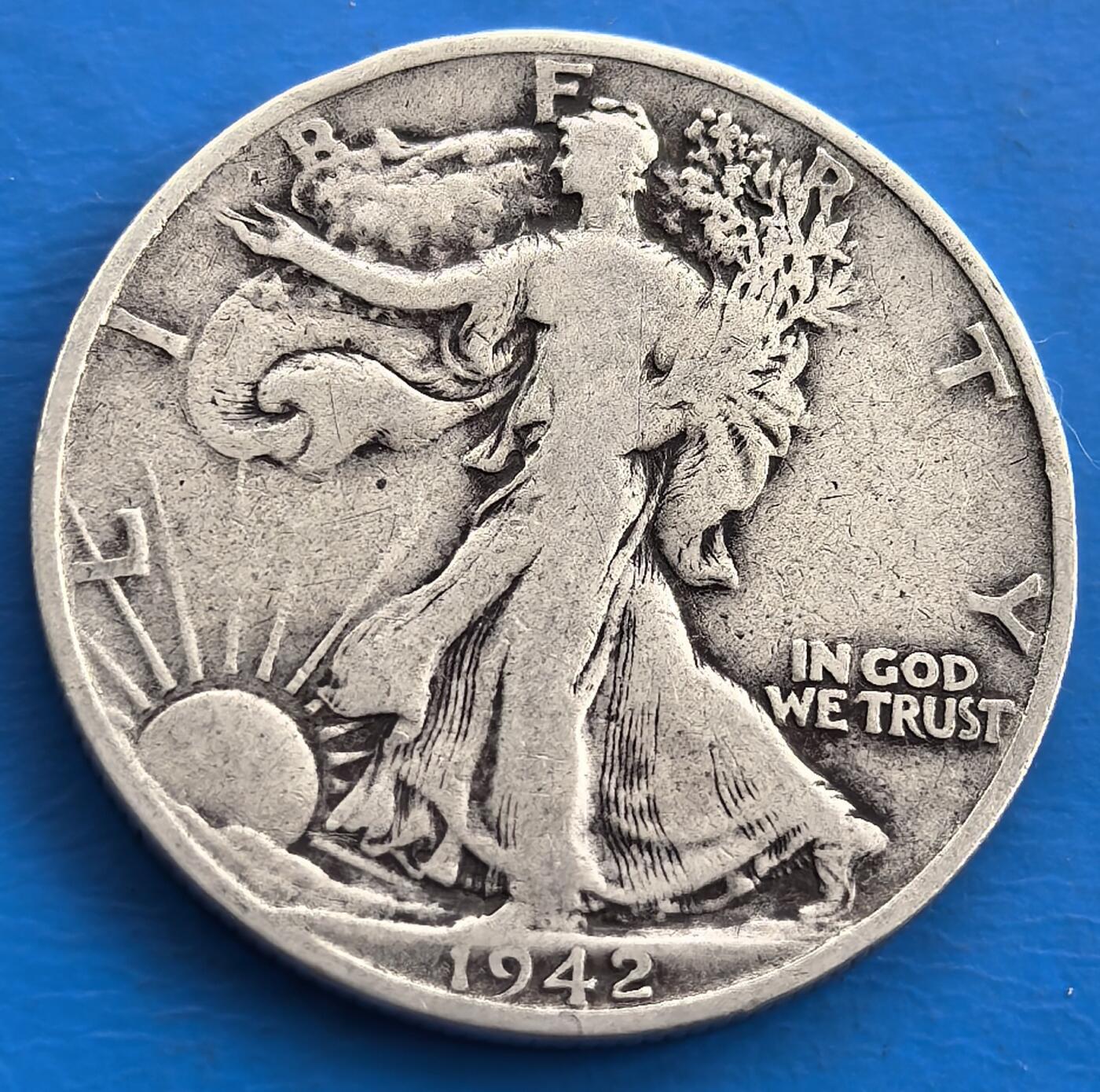 外国优质老铜币银币，周六九点倒数截拍，满百包邮，可寄存半年，喜欢朋友微信扫描二维码可直接参拍 美国1942年行走女神半美元银币少见D版