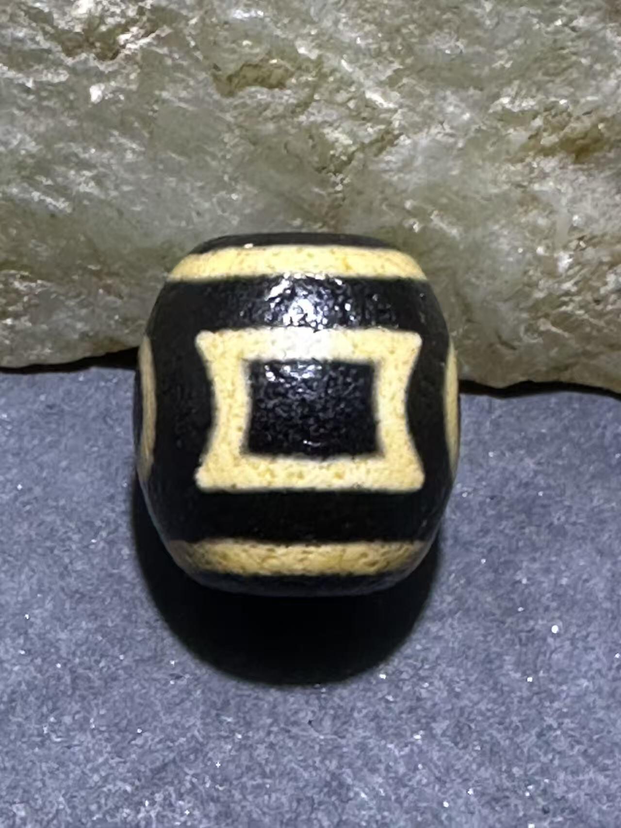 仅此一颗，精品藏传牙黄天地玛瑙天珠一颗，，