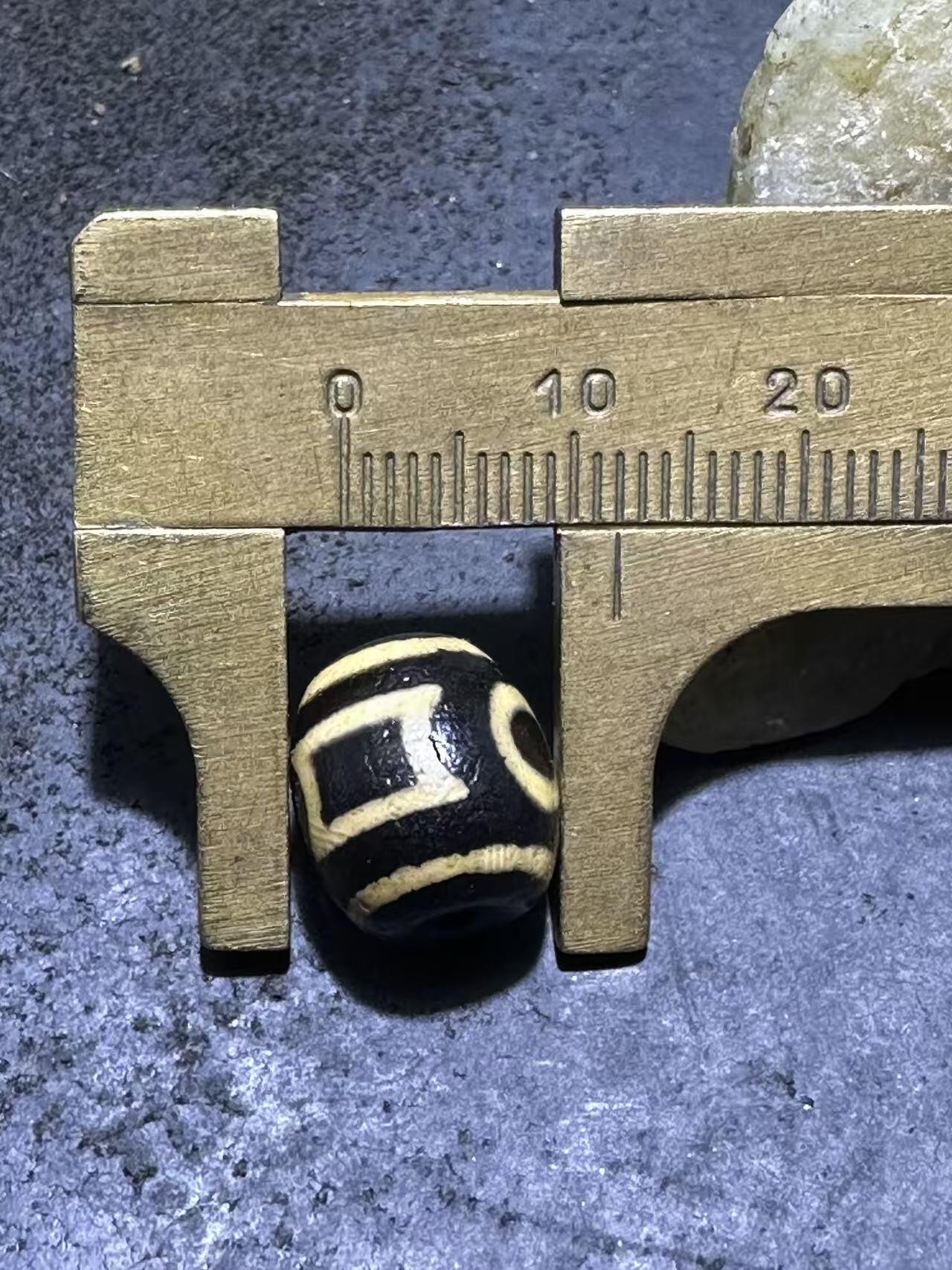 仅此一颗，精品藏传牙黄天地玛瑙天珠一颗，，