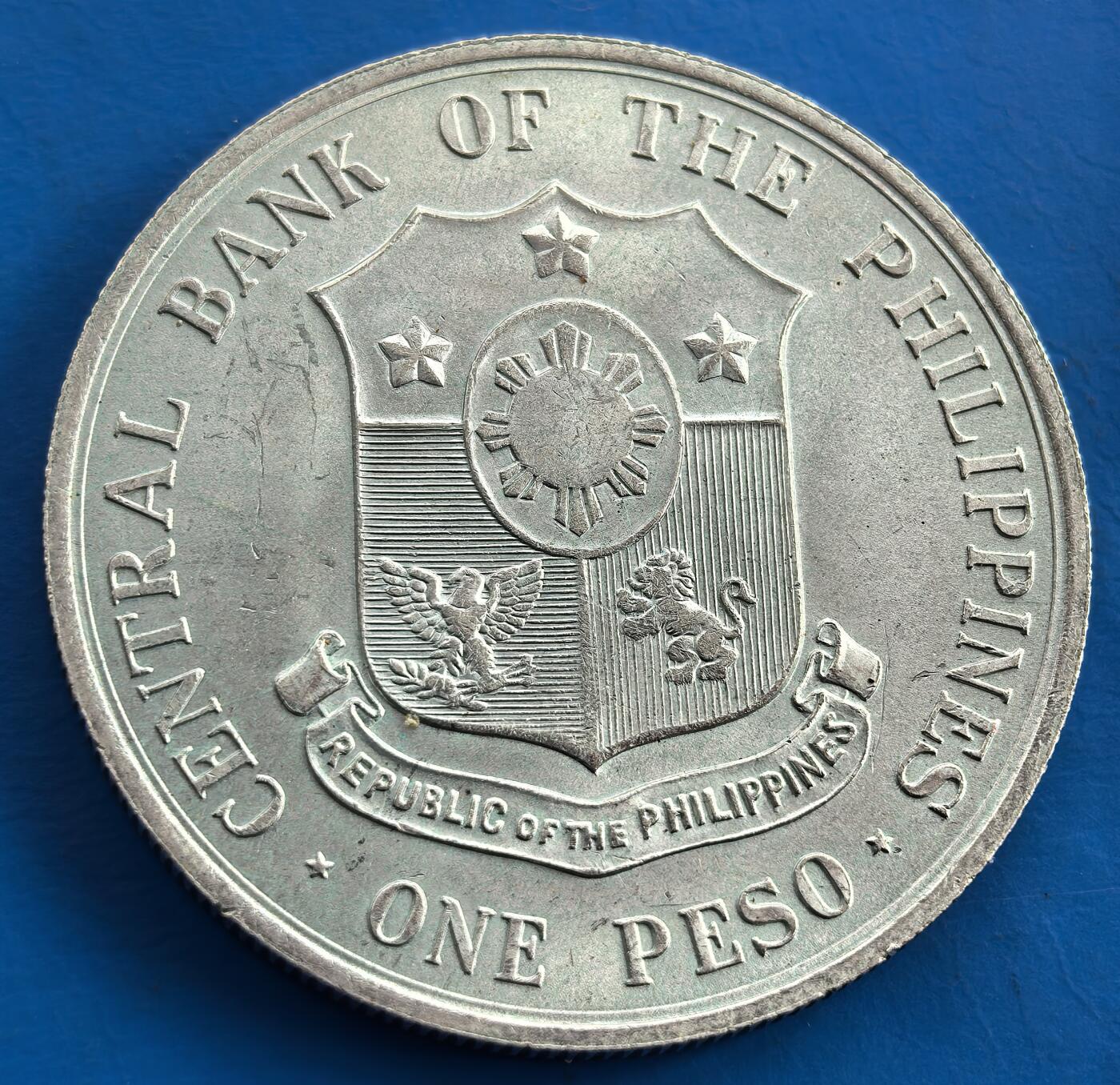 外国优质老铜币银币，周六九点倒数截拍，满百包邮，可寄存半年，喜欢朋友微信扫描二维码可直接参拍 菲律宾1963年国家英雄1比索银币，26克900高银