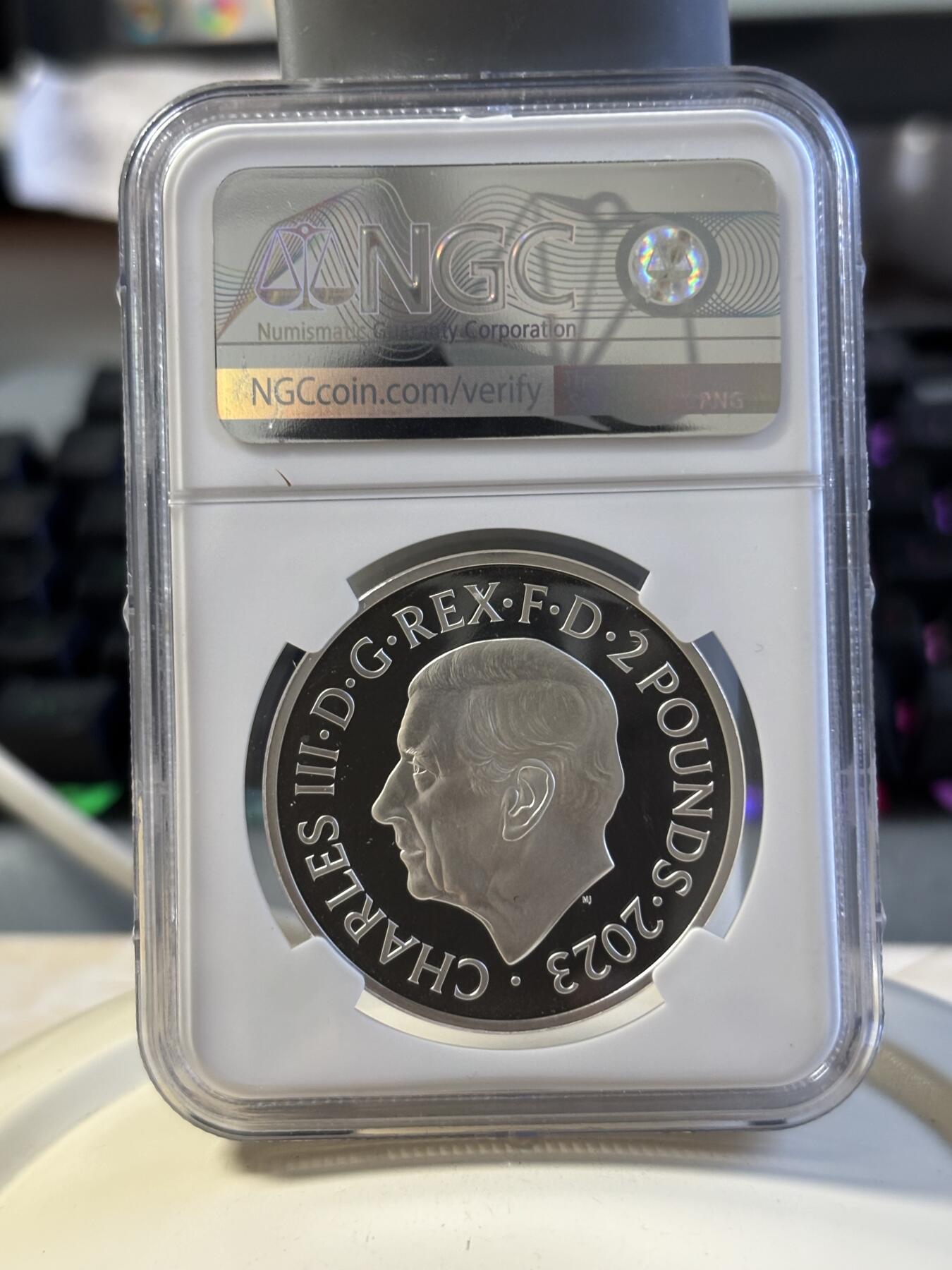 第181期拍卖 4枚套NGC-PF70英国2022年发行哈利波特25周年1哈利波特与魔法石1盎司精制银币2英镑，999银，发行量1万5千枚，盒证全。霍格沃兹特快列车精制1盎司纪念银币2英镑盒证全，999银，发行15000枚。首期NGC-PF70ULTRA CAMEO邓布利多教授1盎司精制银币2英镑，999银，，发行5000枚。霍格沃兹魔法学院1盎司纪念银币，999银，发行5000枚，评级盒有个碎口