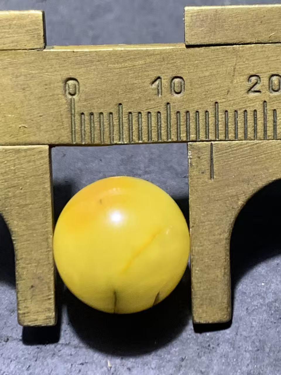 天然乌克兰蜜蜡通货圆珠一颗，