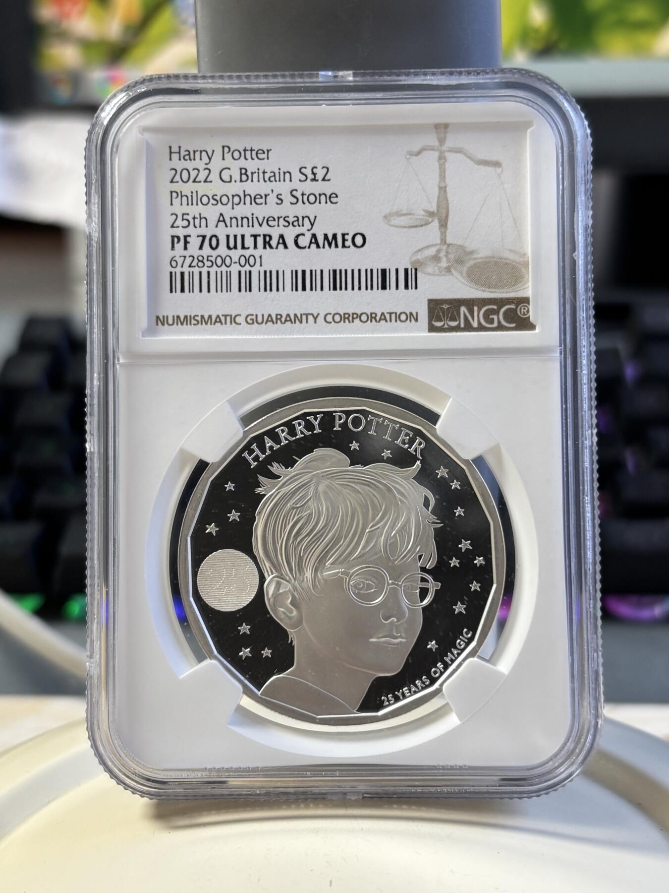 第181期拍卖 4枚套NGC-PF70英国2022年发行哈利波特25周年1哈利波特与魔法石1盎司精制银币2英镑，999银，发行量1万5千枚，盒证全。霍格沃兹特快列车精制1盎司纪念银币2英镑盒证全，999银，发行15000枚。首期NGC-PF70ULTRA CAMEO邓布利多教授1盎司精制银币2英镑，999银，，发行5000枚。霍格沃兹魔法学院1盎司纪念银币，999银，发行5000枚，评级盒有个碎口