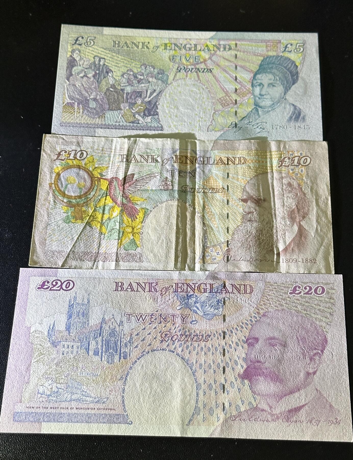 《外钞收藏家》第五百八十四期（优质场）（本平台长期征集拍品、欢迎藏友们联系合作） 英国E序列5镑全新+10镑非全新+20镑AU 三张一起