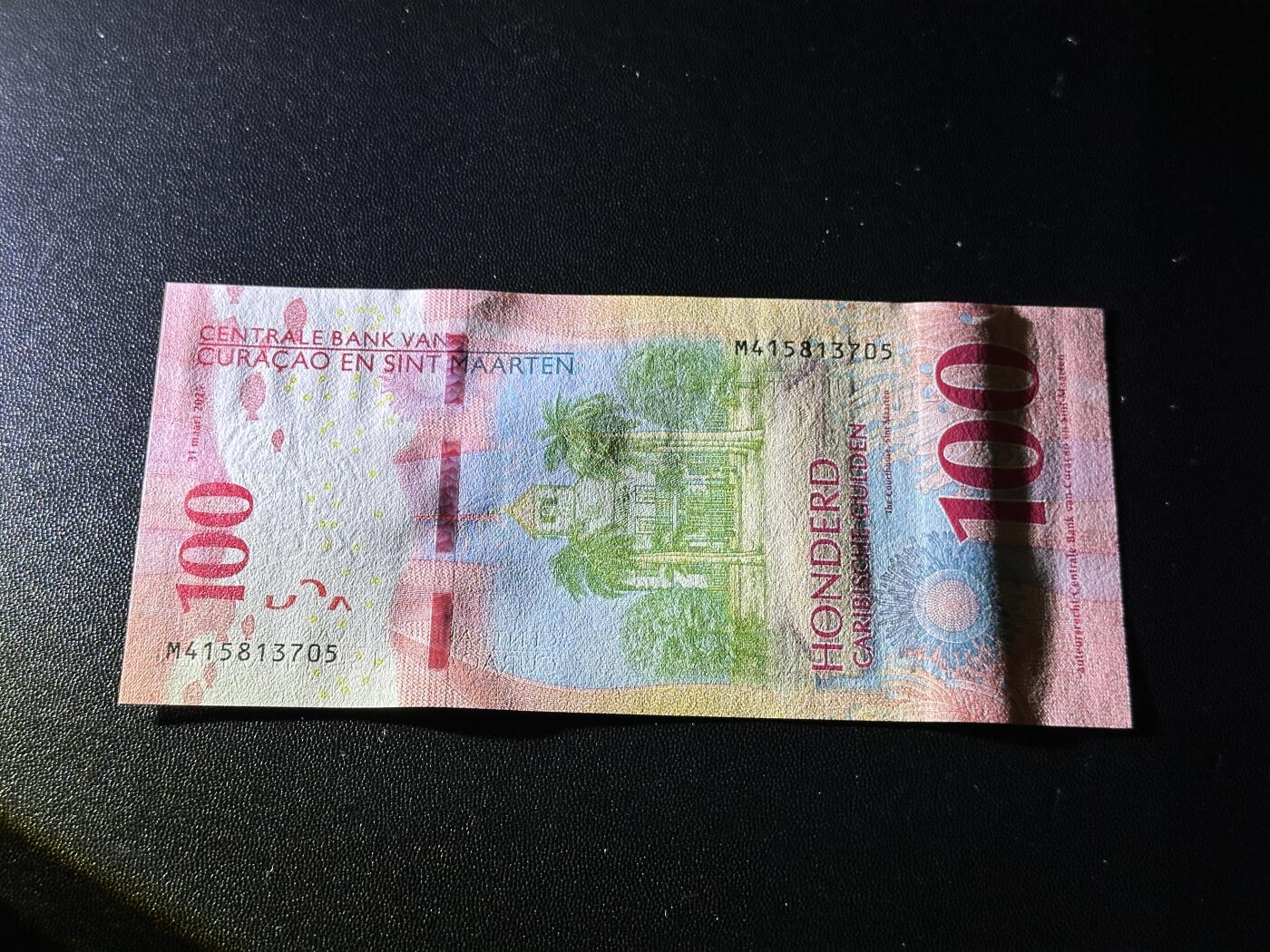 《外钞收藏家》第五百八十四期（优质场）（本平台长期征集拍品、欢迎藏友们联系合作） 2025年版库拉索和圣马丁100盾 全新UNC 尾705