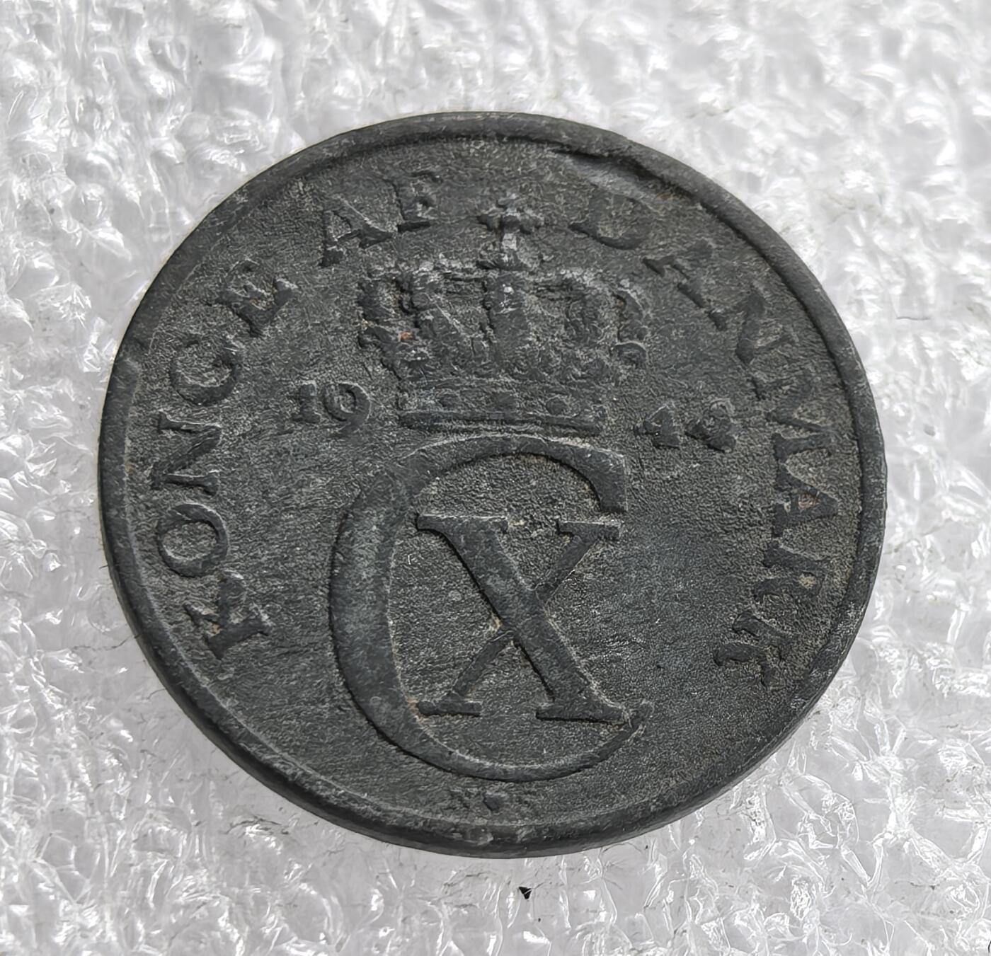 外国优质老铜币银币，周六九点倒数截拍，满百包邮，可寄存半年，喜欢朋友微信扫描二维码可直接参拍 德占丹麦1944年1欧尔