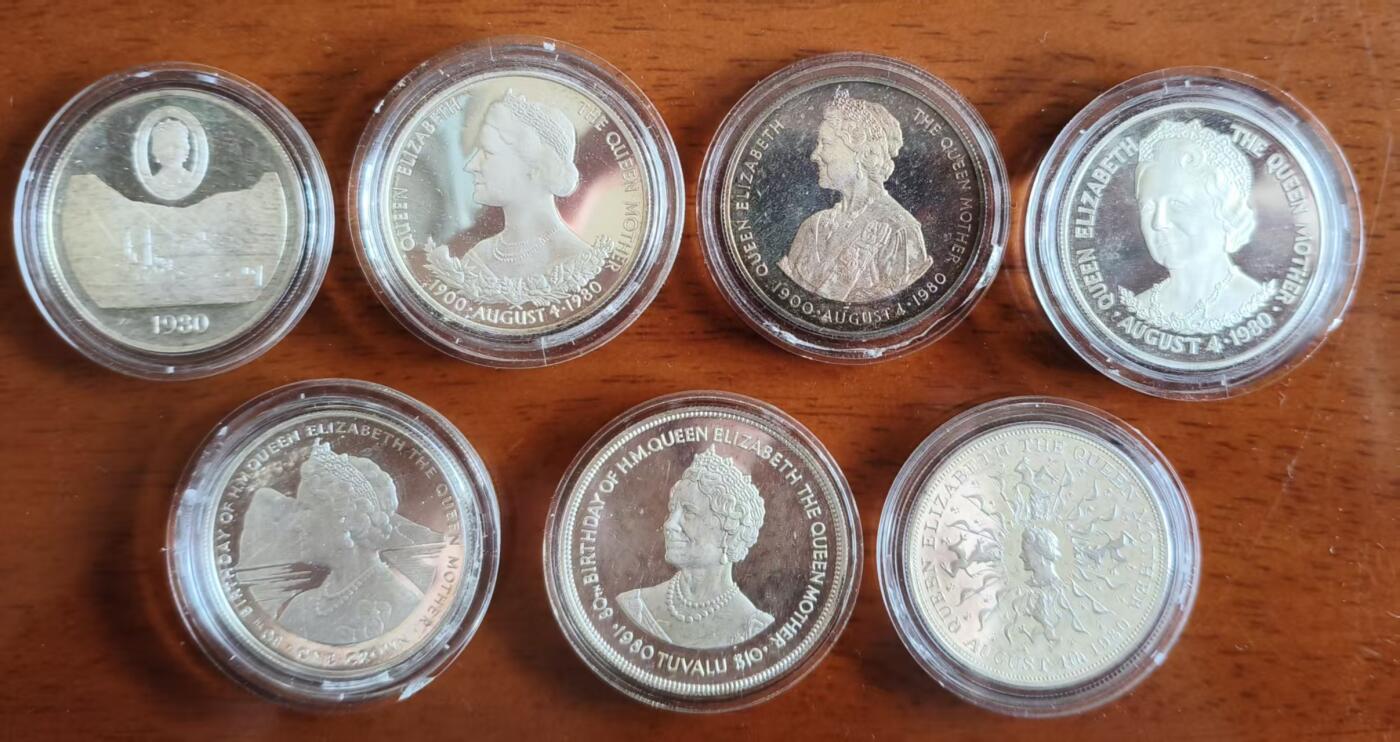 ❤️【币观天下】❤️ 第330期钱币拍卖- 2025.11.14周五晚上6点半场-长期征集拍品 1980年英联邦7国皇太后八十大寿克朗大银币套装 英国、根西、直布罗陀、图瓦卢、福克兰、特里斯坦打哭你呀和圣海伦娜 除了图瓦卢35克其他都是28.28克标准克朗，总重287克，有氧化，有一枚小圆盒坏了，会换一个原盒
