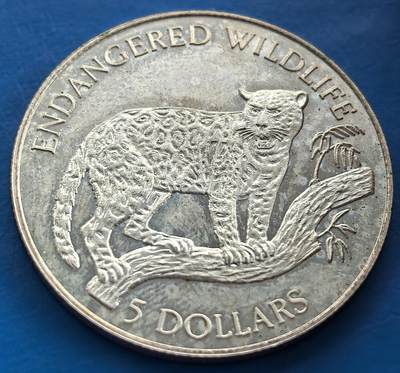 外国优质老铜币银币，周六九点倒数截拍，满百包邮，可寄存半年，喜欢朋友微信扫描二维码可直接参拍 - 纽埃1992年野生动物雪豹5元精制银币