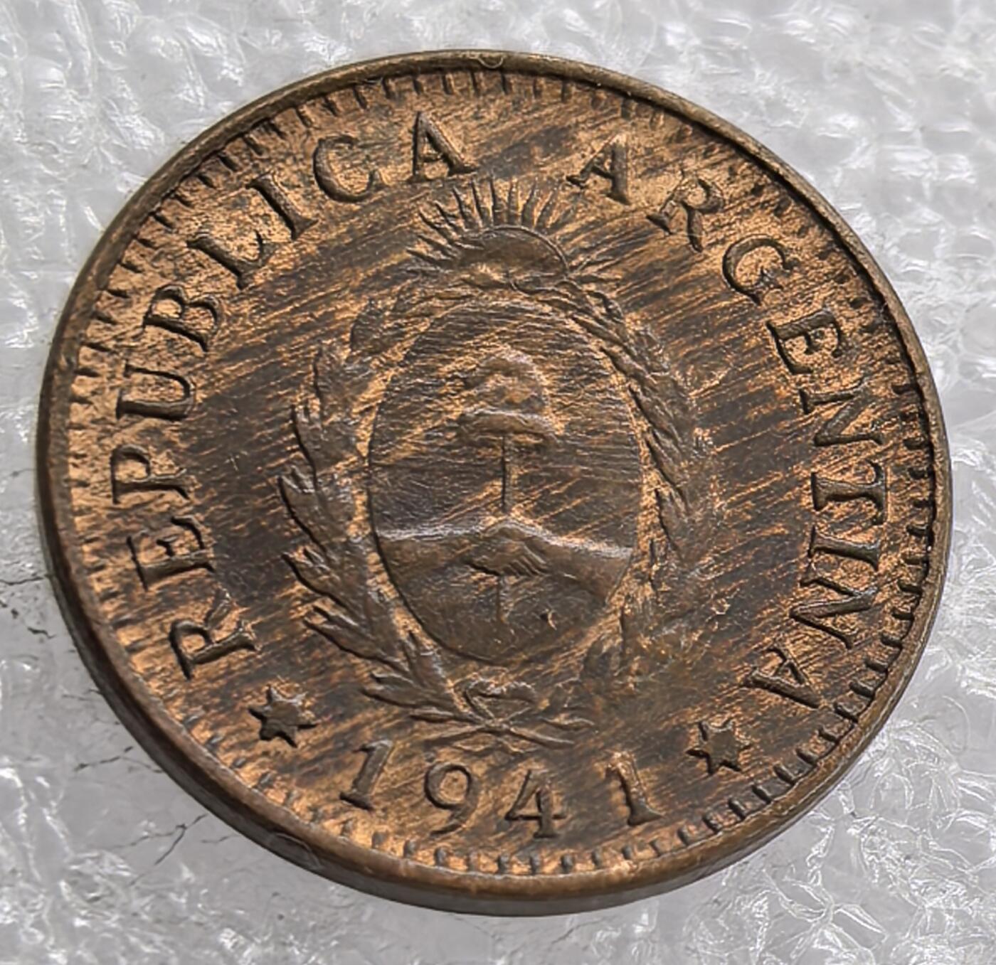 外国优质老铜币银币，周六九点倒数截拍，满百包邮，可寄存半年，喜欢朋友微信扫描二维码可直接参拍 阿根廷1941年1分