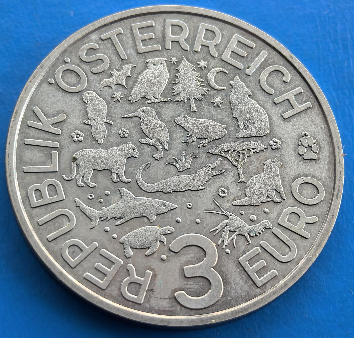 外国优质老铜币银币，周六九点倒数截拍，满百包邮，可寄存半年，喜欢朋友微信扫描二维码可直接参拍 奥地利2018年多彩夜光荧光动物系列金刚鹦鹉3欧夜光币