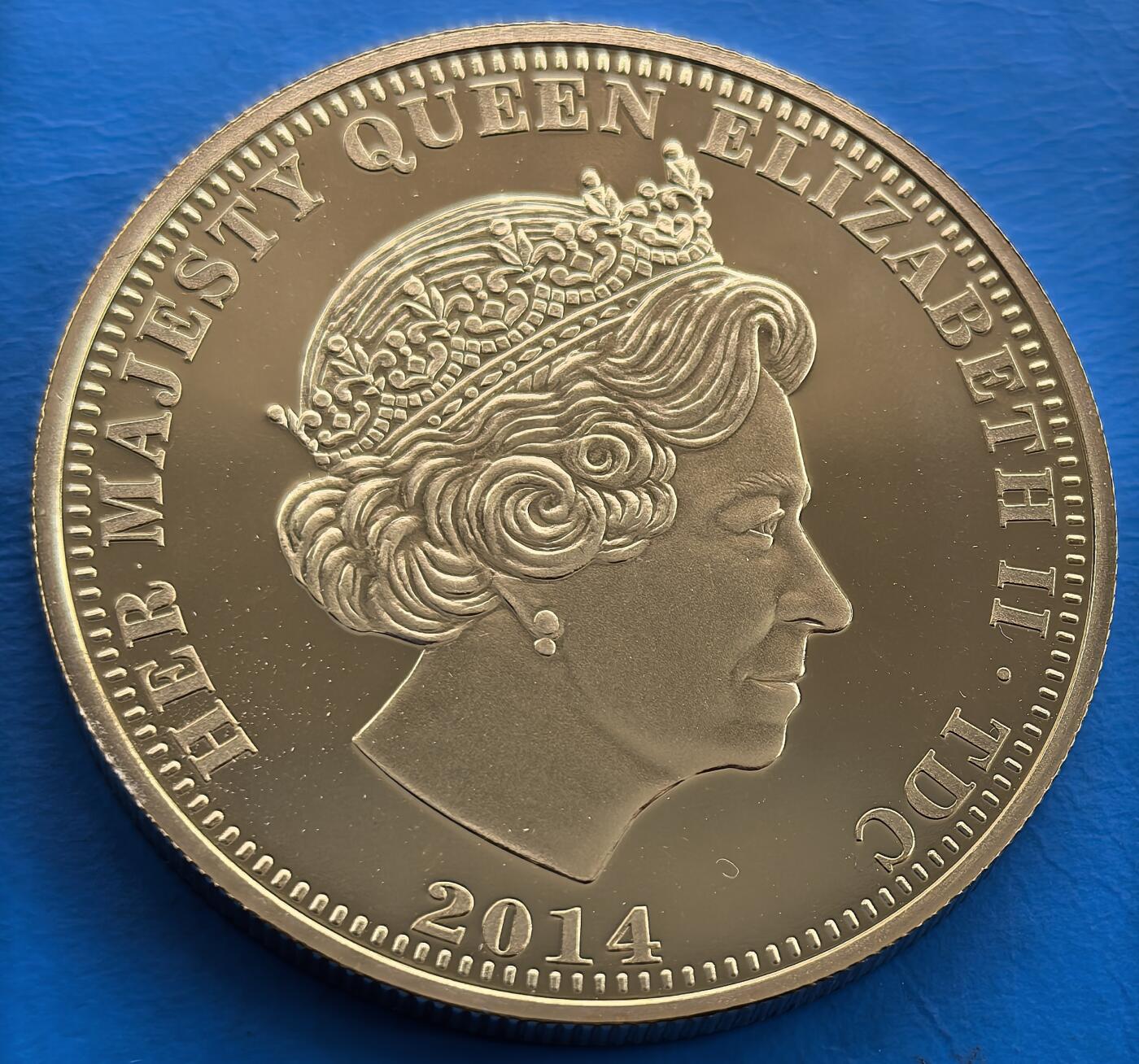 外国优质老铜币银币，周六九点倒数截拍，满百包邮，可寄存半年，喜欢朋友微信扫描二维码可直接参拍 特克斯和凯科斯岛伊二女王登基镀金彩色克朗币，直径38.7mm，重26克左右