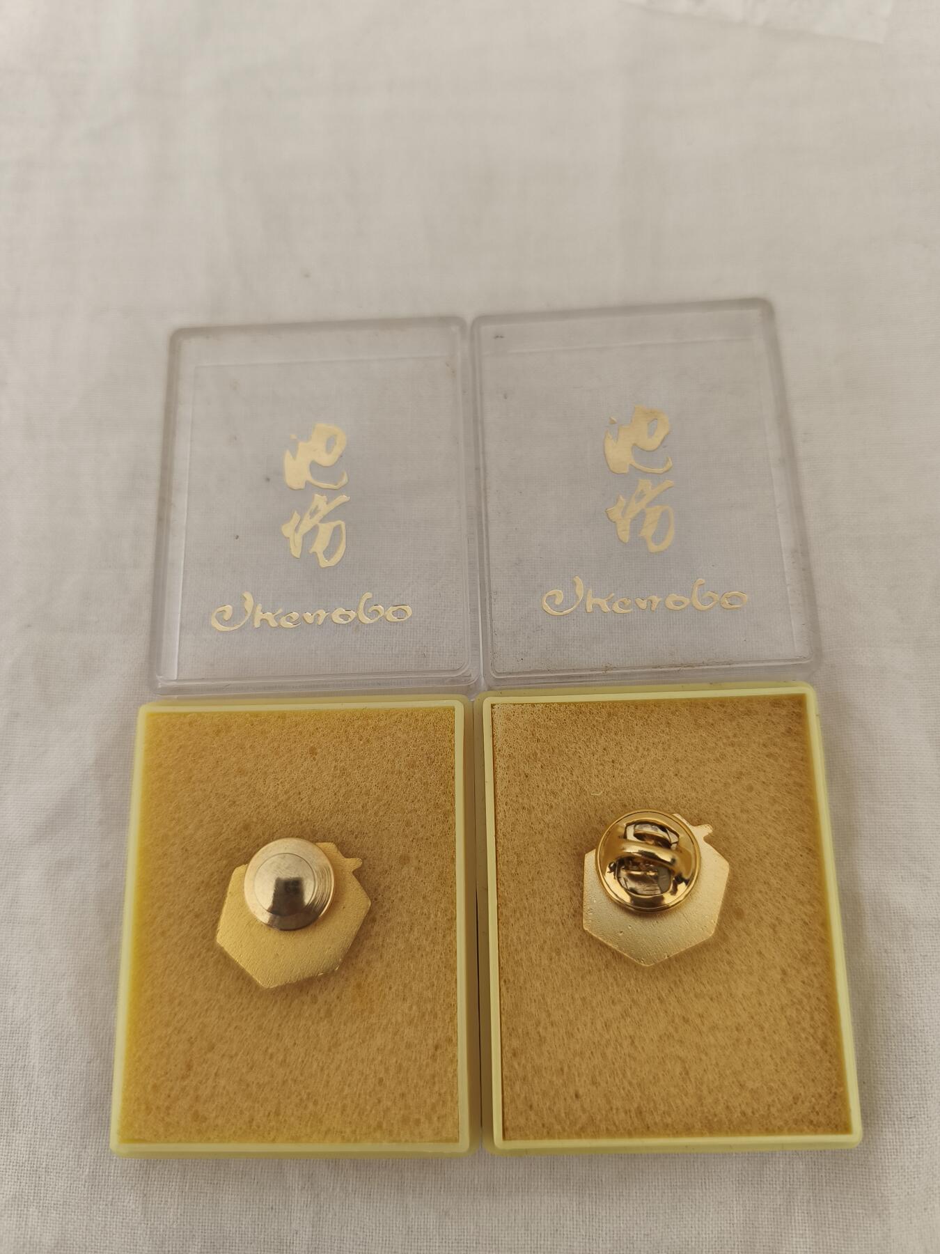 海外回流精品拍卖11.16 原盒全新花瓶图案西服扣针一对