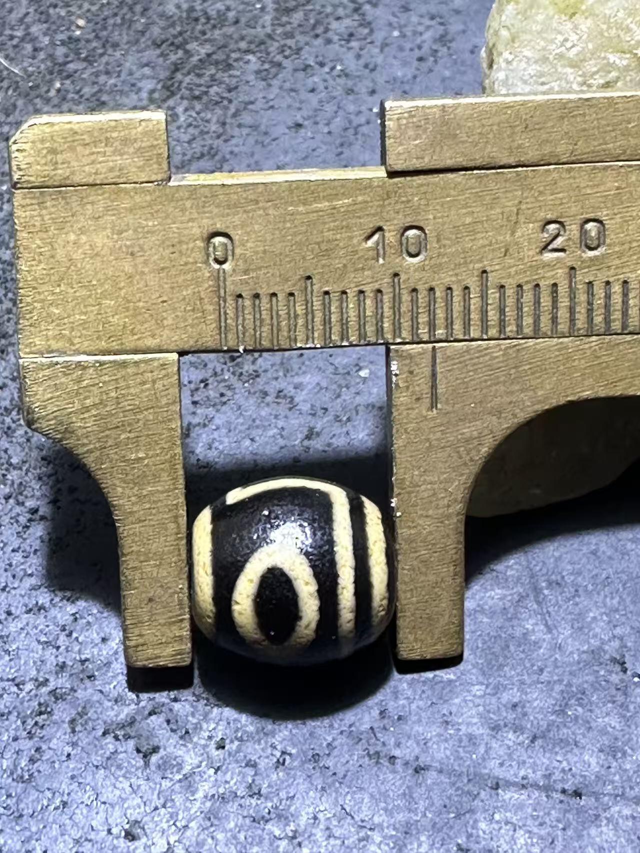 仅此一颗，精品藏传一眼靠山玛瑙天珠一颗，，