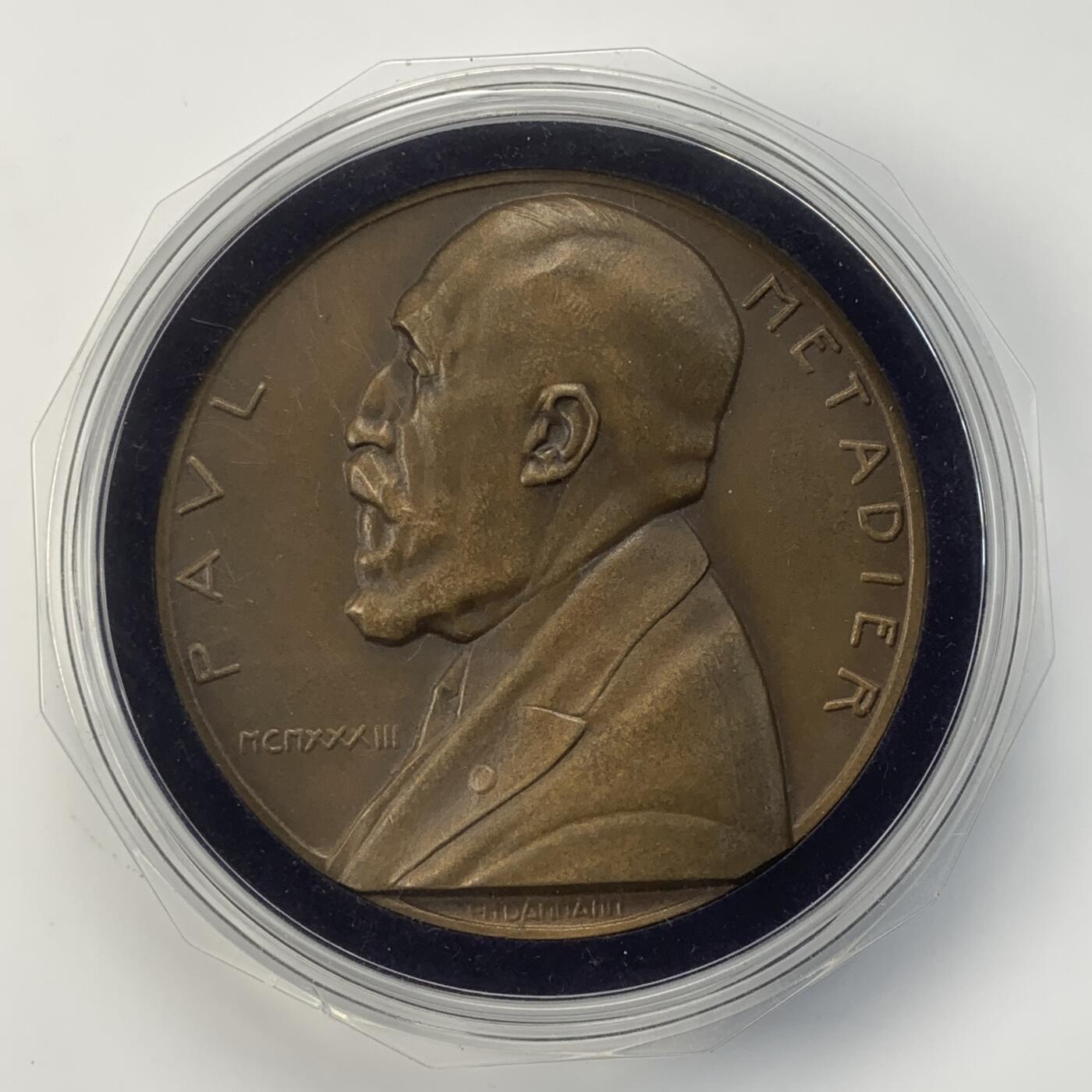 掌中浮雕-藏着的欧洲第041场 1933年法国医药协会保罗•梅塔迪尔（Paul Métadier 1872-1956）纪念铜章，70mm，  雕刻家：法国达曼 Paul Marcel Dammann.（1885—1939）