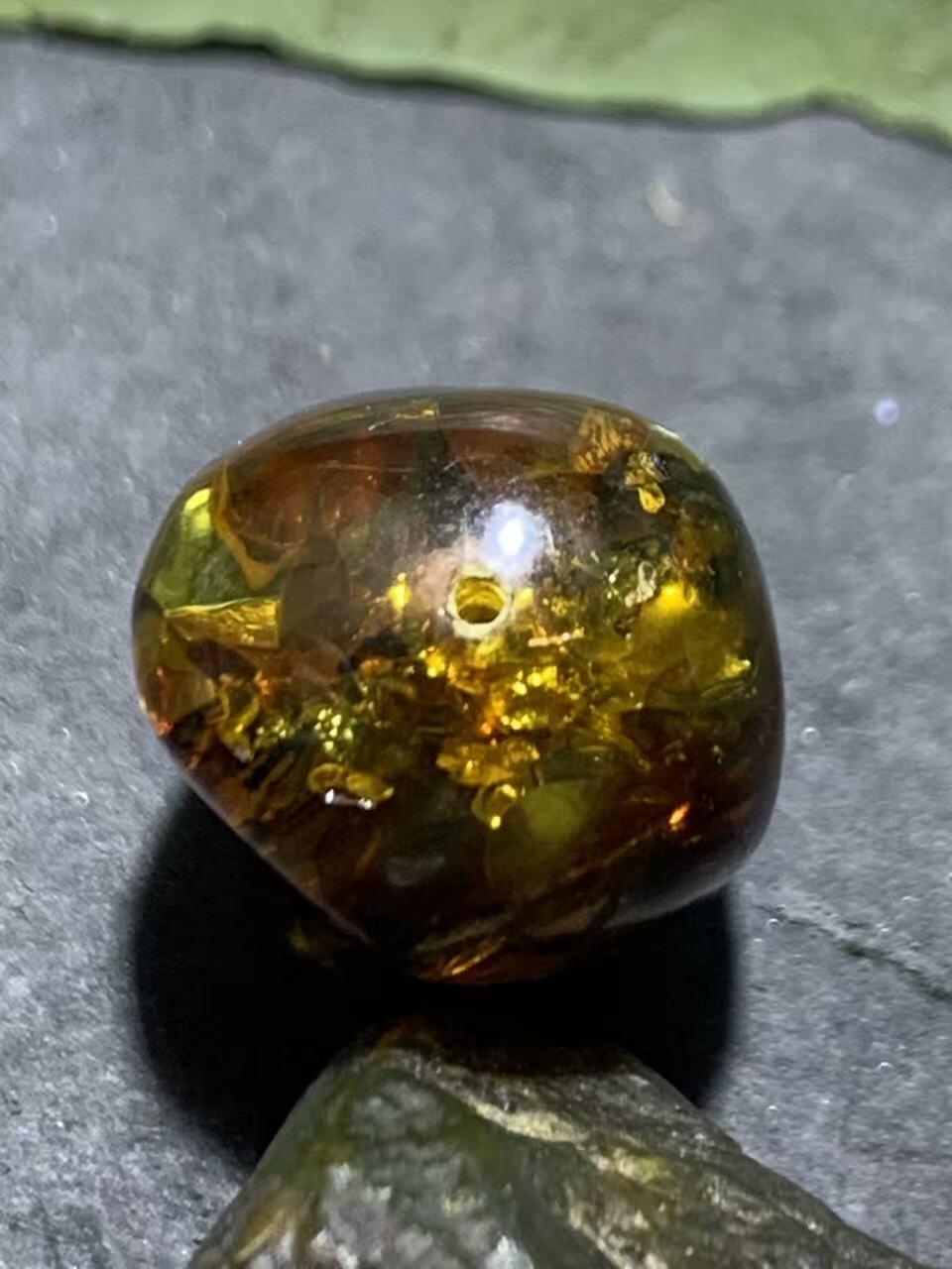 精美乌克兰花珀大随形珠一个，
